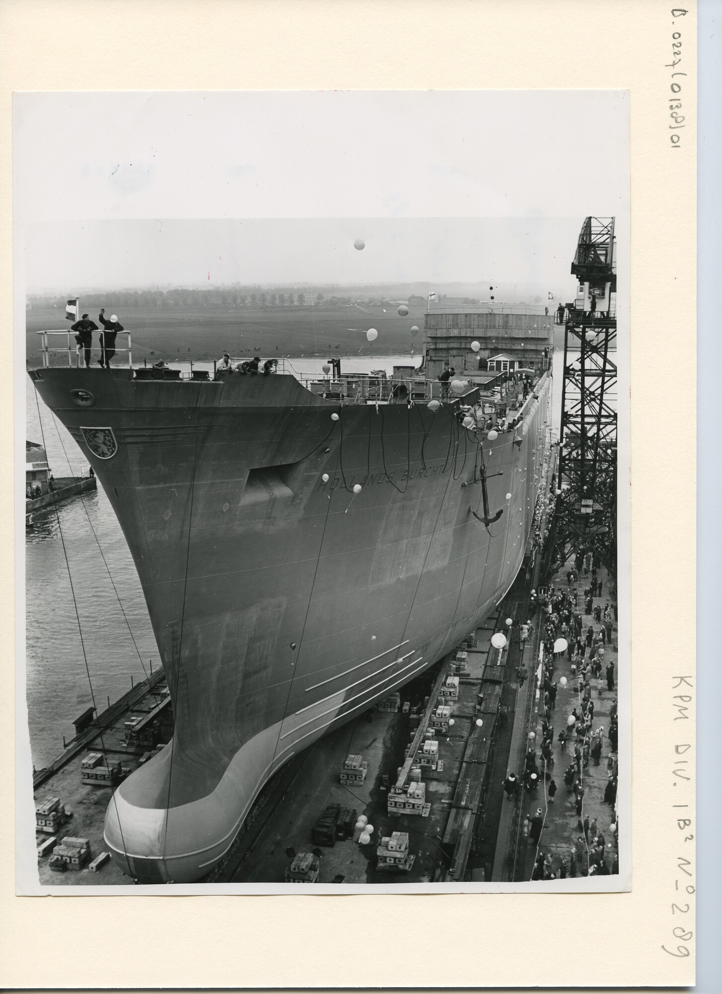 B.0227(0138)01; Foto van de tewaterlating van de bulkcarrier ms. "Hollands Burcht" bij Verolme te Alblasserdam voor de Hollandse Vrachtvaart Maatschappij; foto