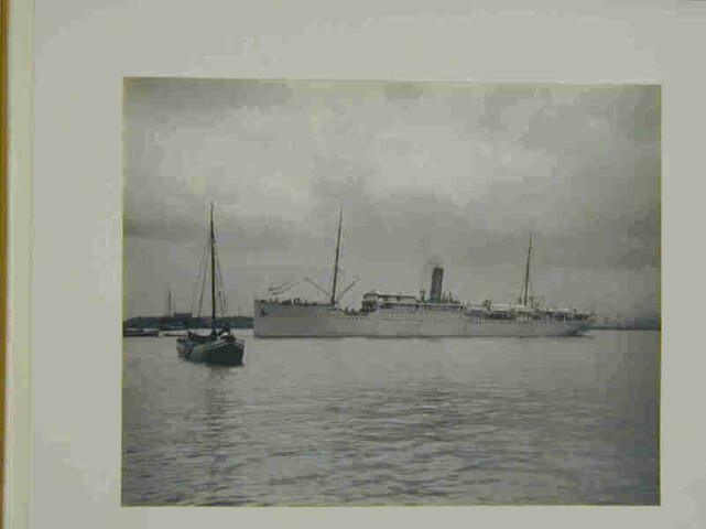 S.4348(01); Herinneringsalbum met bouw- en interieurfoto's aangeboden aan mej. E.D.W. Jonckheer ter gelegenheid van de tewaterlating van het passagiersschip ss. Vondel; fotoalbum