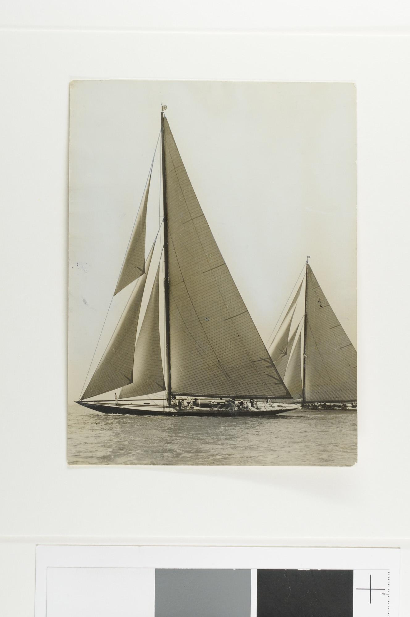 1993.0605; Het zeiljacht 'Shamrock V' ligt voor op de 'Cambria' bij de America Cup; foto