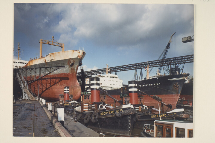 S.6408(0991); Sleepboten van de RDM ('Dockyard' -'s) liggen aan de kade afgemeerd; foto