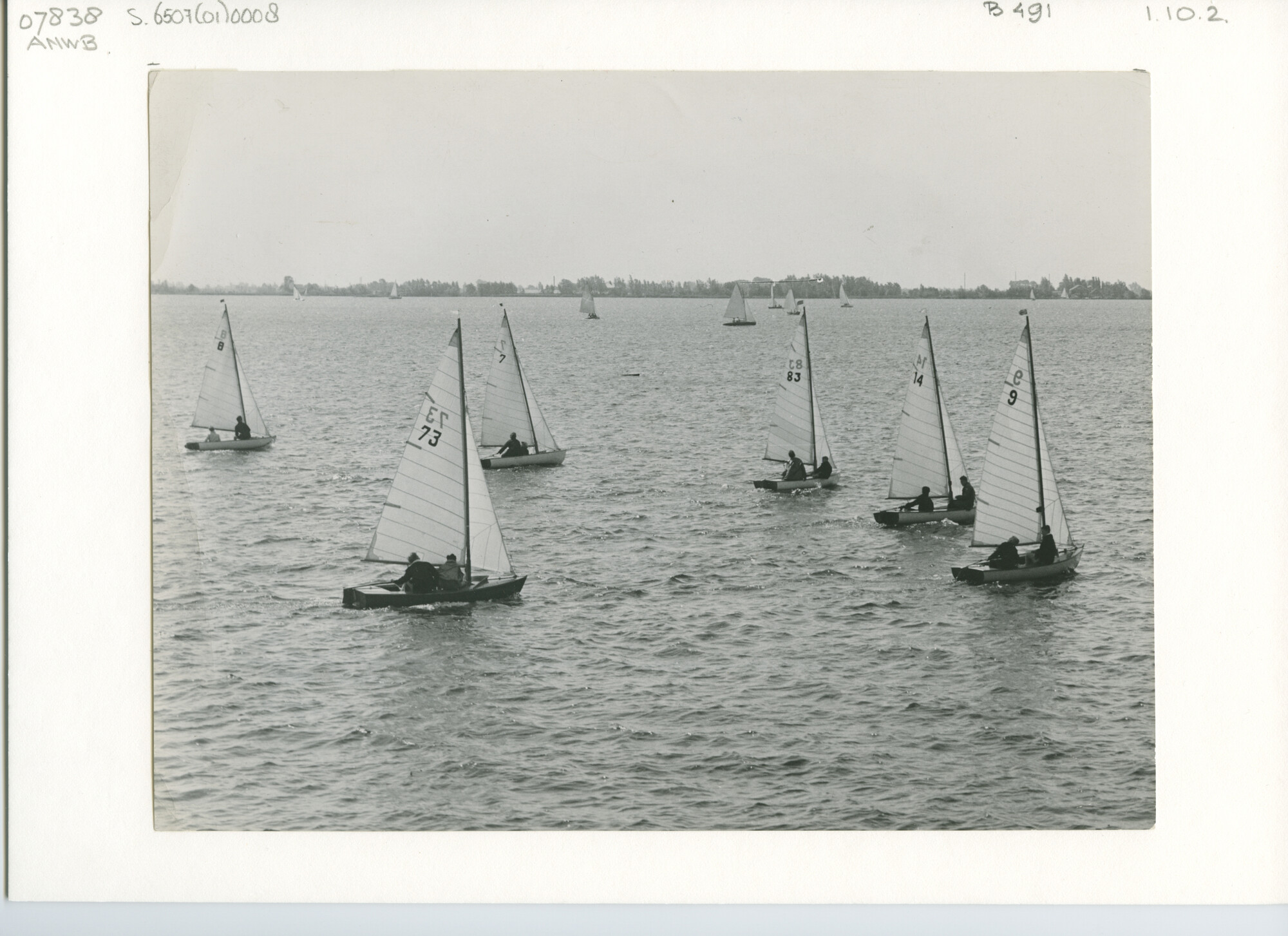 S.6507(01)0008; Foto van de start van de Jeugdboot-klasse op de Westeinderplassen; foto