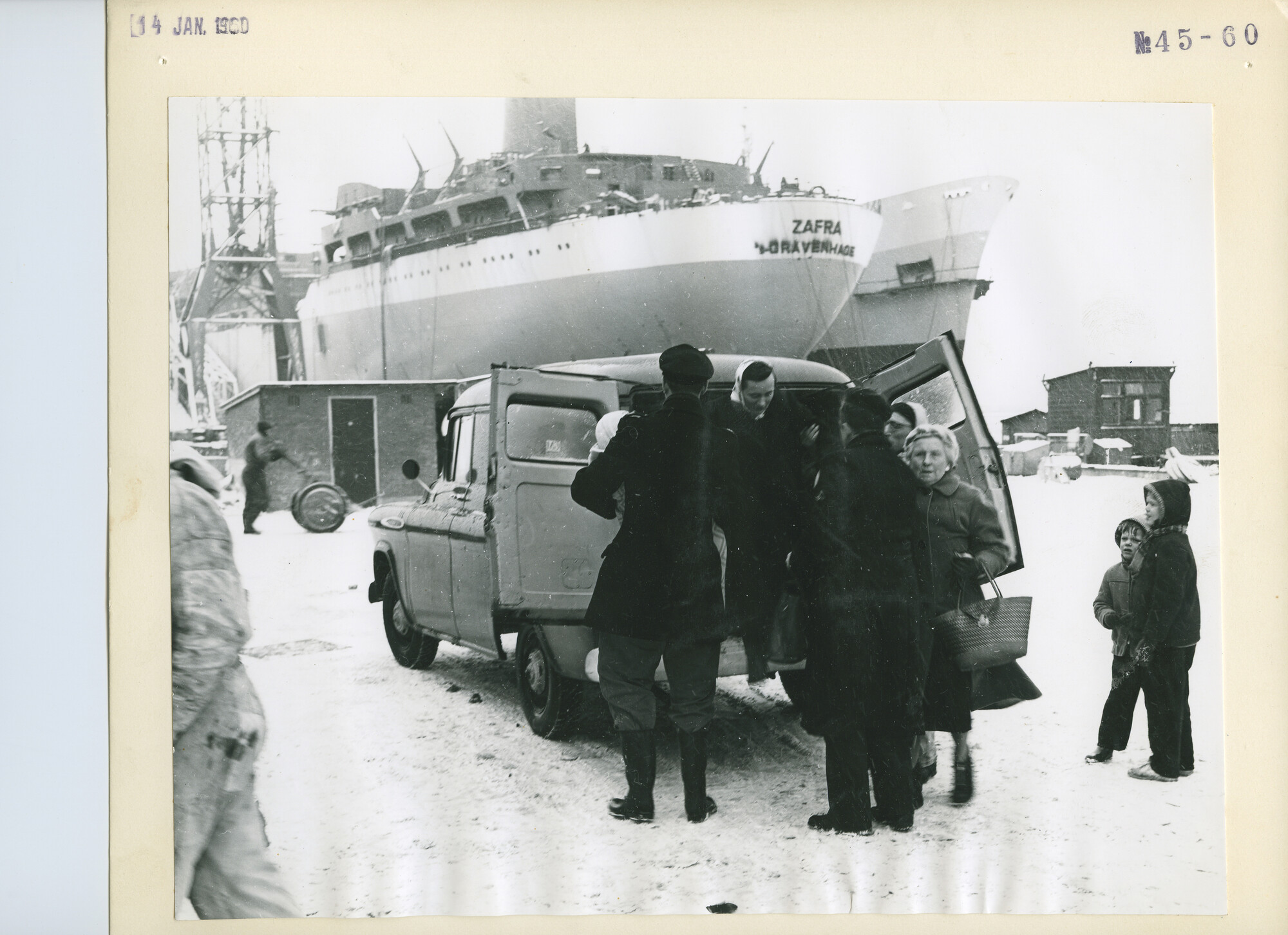 S.5444(3576)08; Foto van de hulpverlening door andere de NDSM; foto