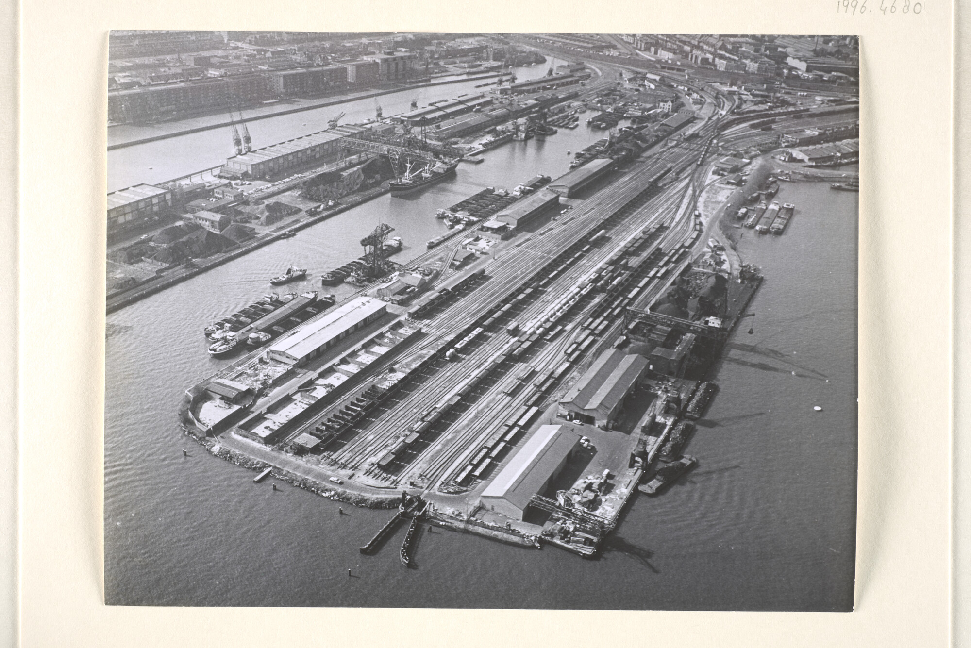 1996.4680; Gezicht op de haven van Amsterdam, v.r.n.l. de Ertskade, Panamakade; foto