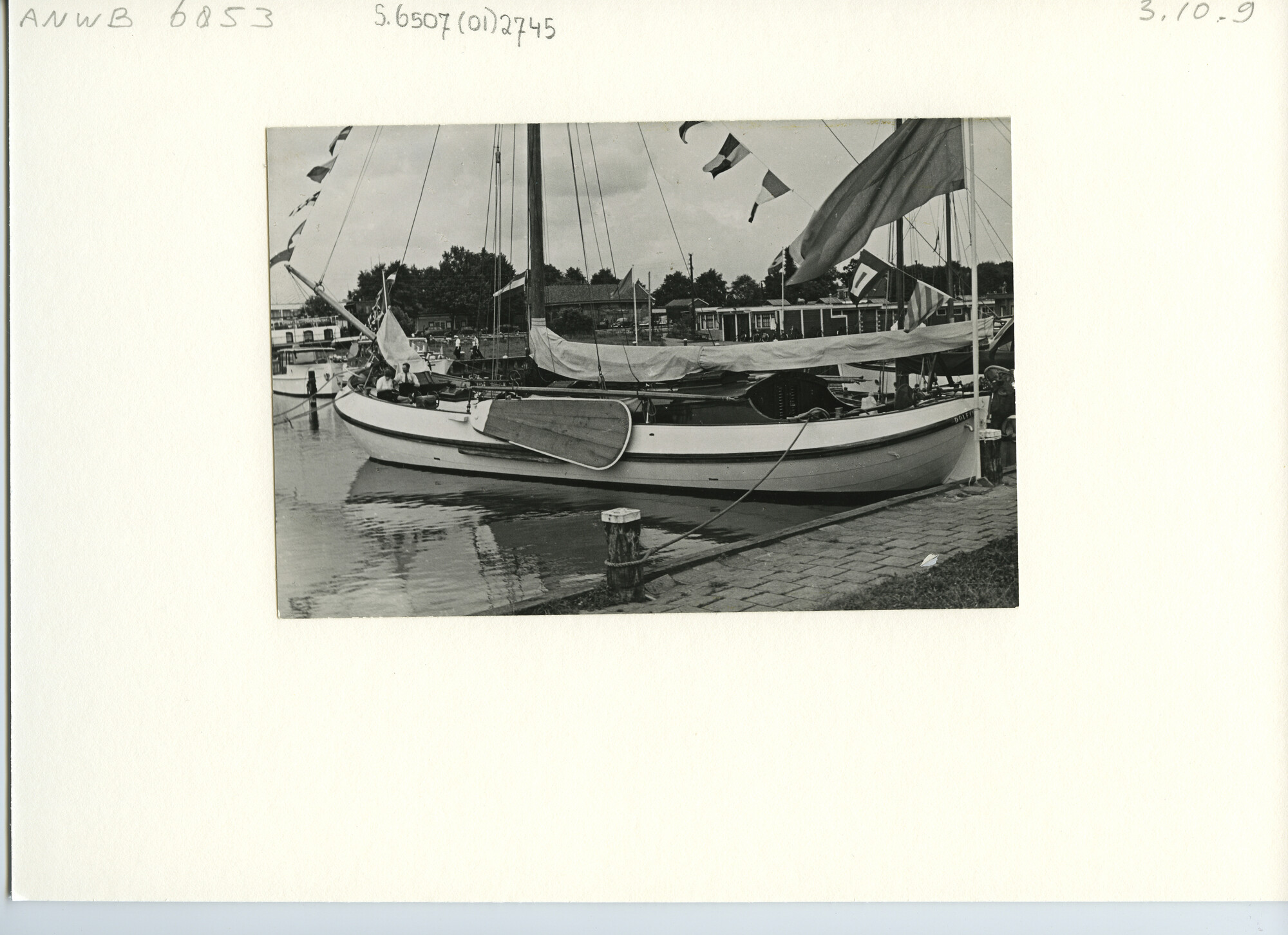 S.6507(01)2745; Foto van de gepavoiseerde Lemsteraak Dolfijn afgemeerd in een haven; foto