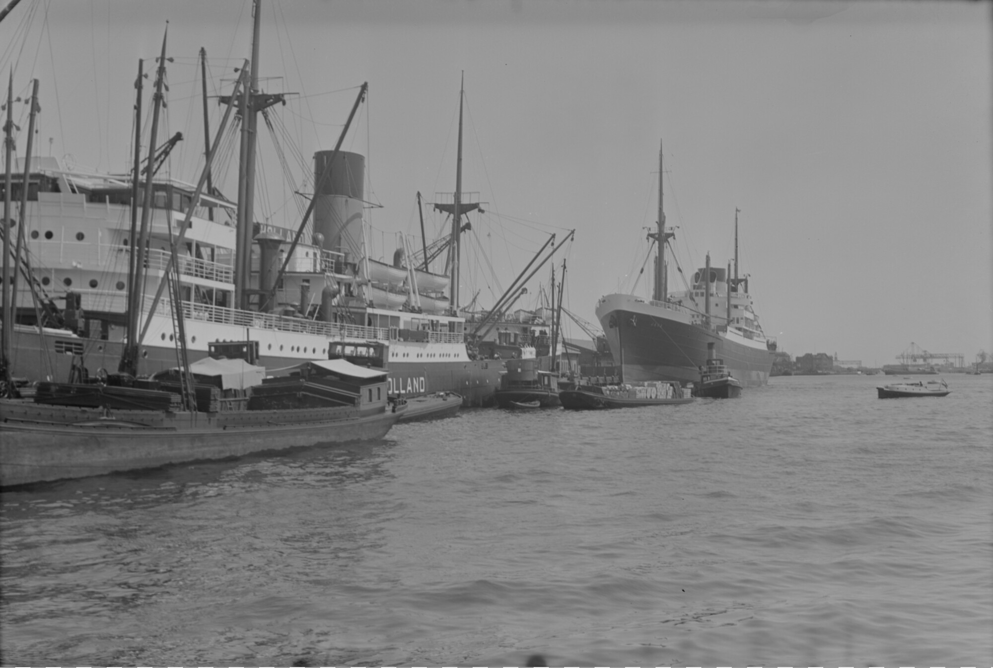 2015.2222; Negatief van ms. Poelau Laut langs de Javakade; negatief