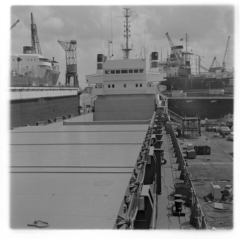 S.5219(12)0633a; Negatieven van het containerschip ms. Otto Porr in een haven; negatief