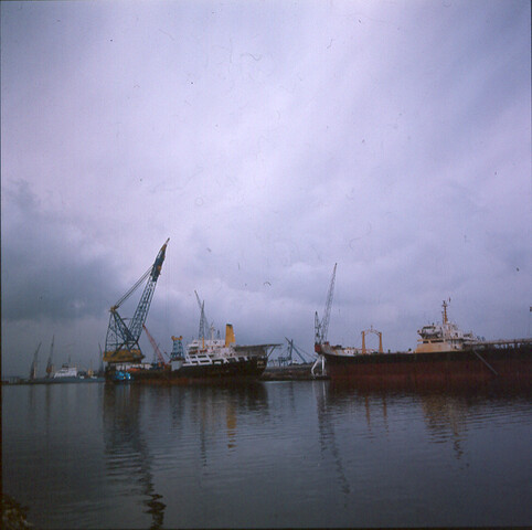 S.9100(8449); Dia van het Panamese kraanschip Pearl Marine (ex- Germinal) bij ter Haak [...]; diapositief