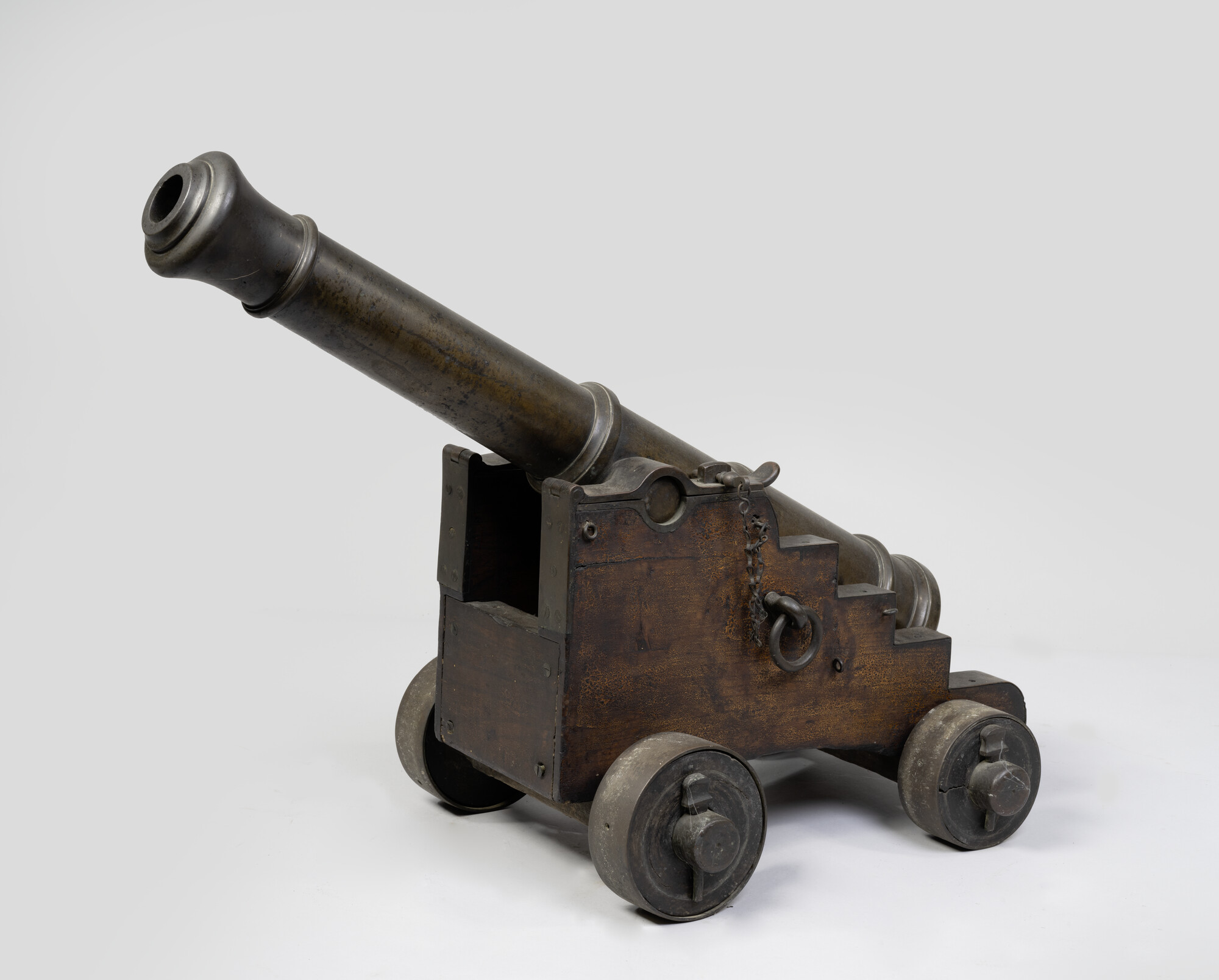 A.1795(01); Bronzen scheepskanon op rolpaard; kanon