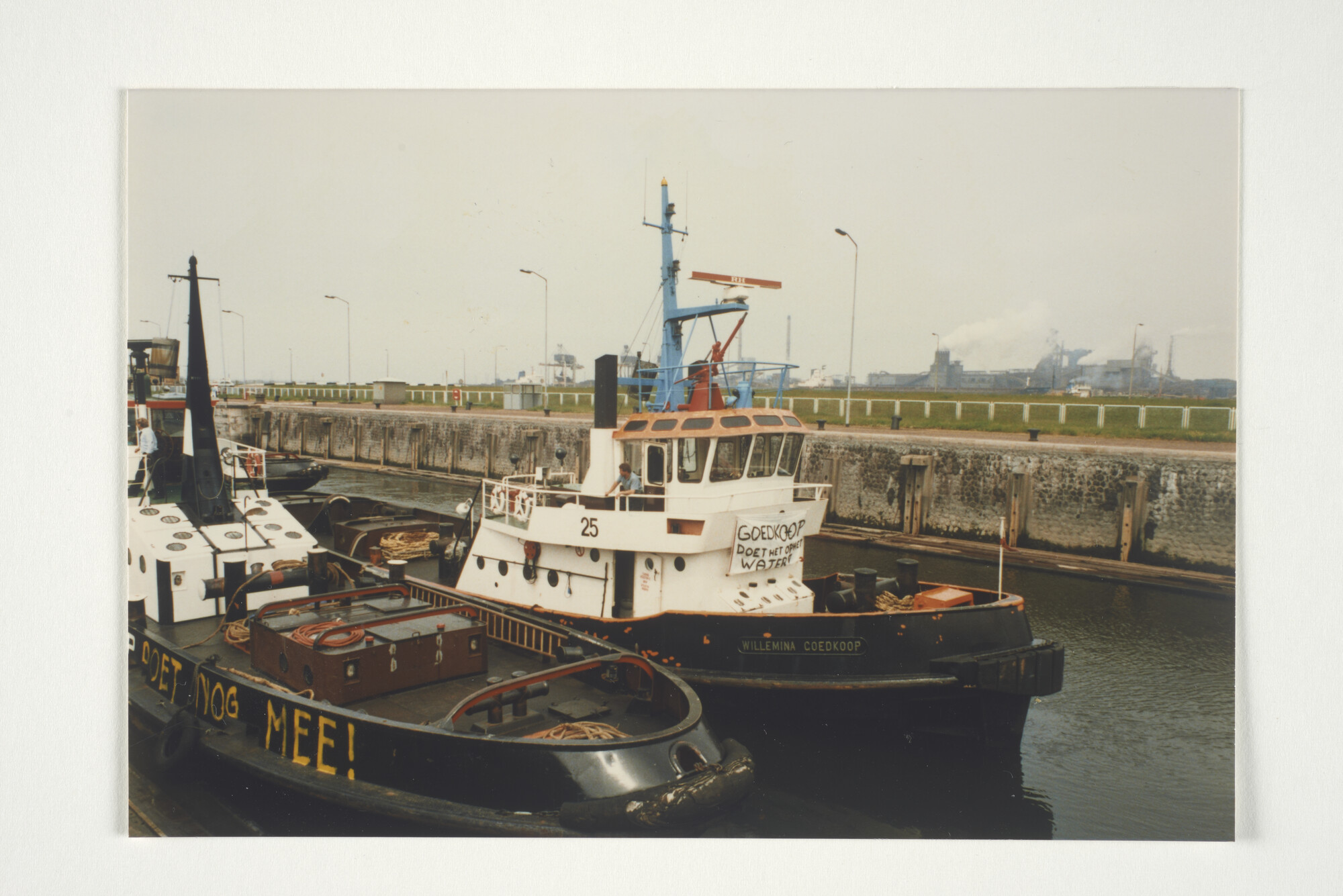 2001.1686; Bezetting van het kantoor aan de Westerdoksdijk door het personeel van [...]; fotoreportage
