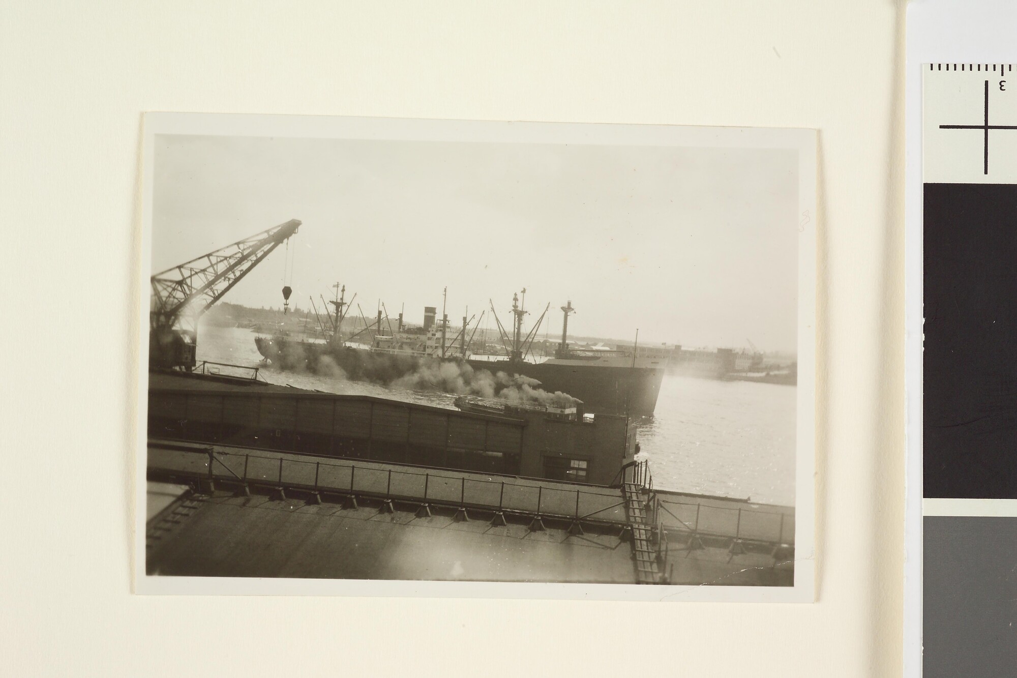 S.4380(04)505b; Het victoryschip ss. Amsteldijk in een haven; foto
