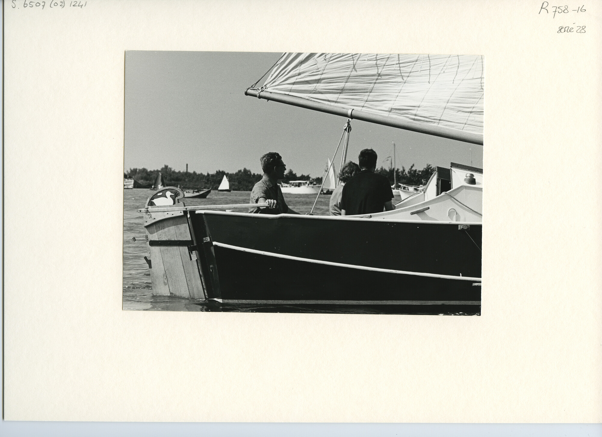 S.6507(02)1241; Zwart-wit foto van de heer L. Noteboom aan het roer van zijn zeeschouw tijdens een wedstrijd op de Westeinderplassen; foto