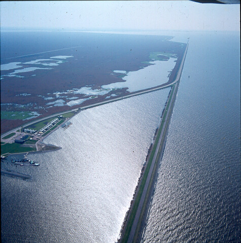 S.9100(7783); Dia (luchtfoto) van de dijk van de Markerwaard in het IJsselmeer; diapositief