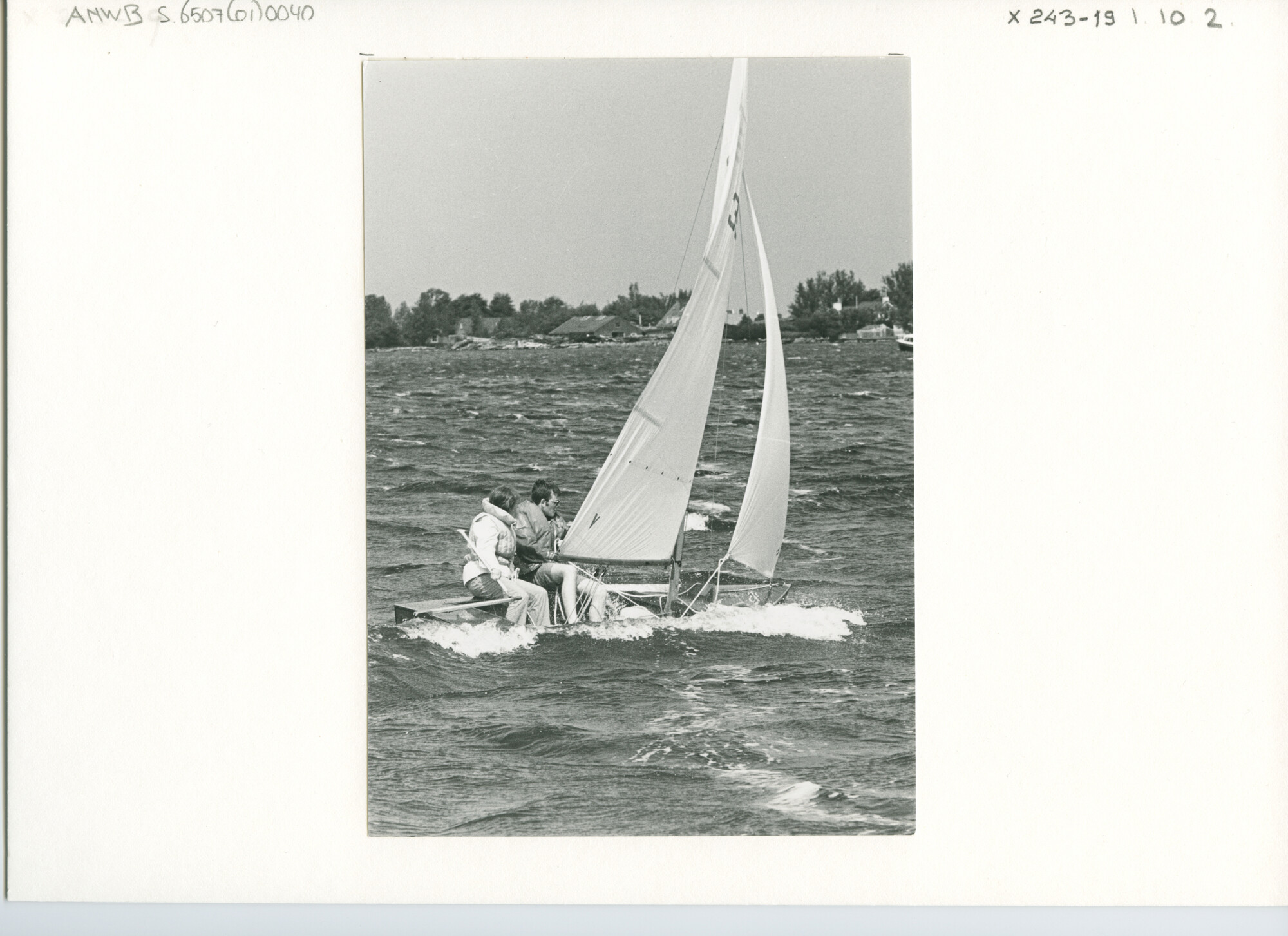 S.6507(01)0040; Jeugdboot nummer 358 (Snabbel, Hoek) aan de wind op de Westeinderplassen; foto