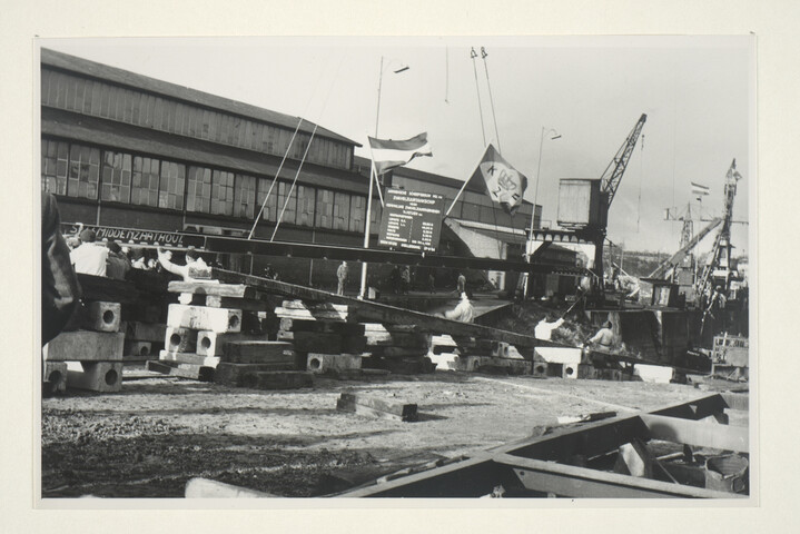 S.5219(12)0212; Foto's van de kiellegging van het zwavelzuurtankschip ms. 'Ina' bij de ASM; fotoreportage
