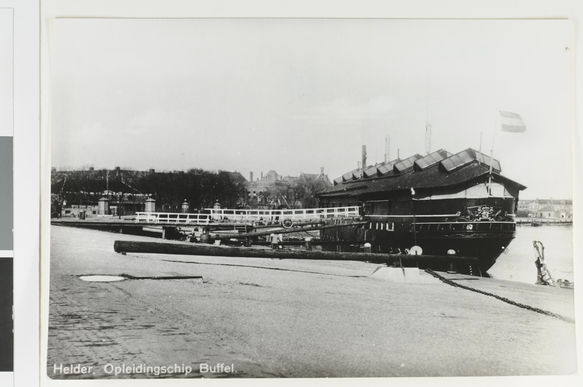 1992.1583; Het logementschip Hr.Ms. 'Buffel' in de haven van Den Helder; foto