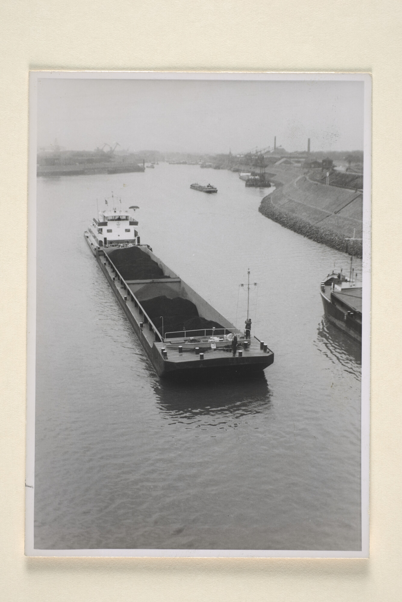 1996.1154; Fotos van een duwcambinatie: bestaande uit de duwboot Olivier van Noort [...]; fotoreportage