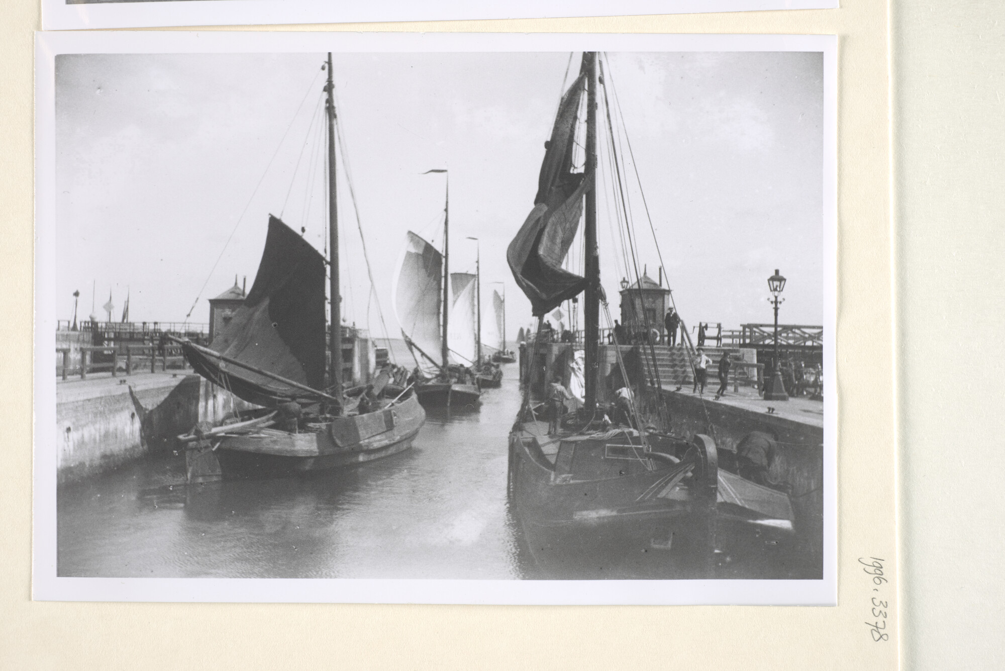 1996.3378; Foto's van zeilende binnenvaartschepen en vissersschepen gezien in de Oranje-sluis bij Schellingwoude, circa 1900; fotoreportage