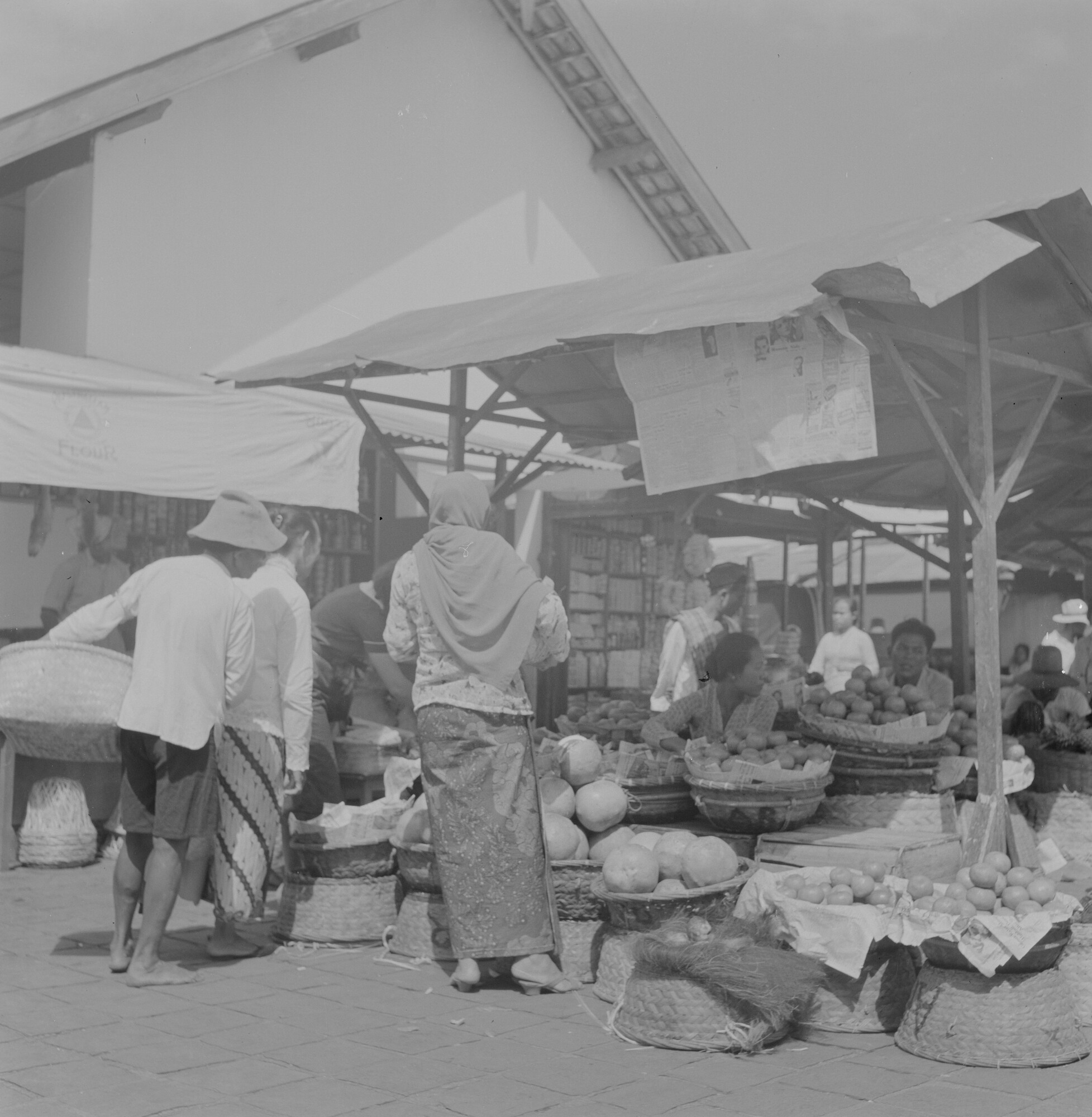 2015.3150; Negatief van straathandel in Bandoeng (Bandung); negatief