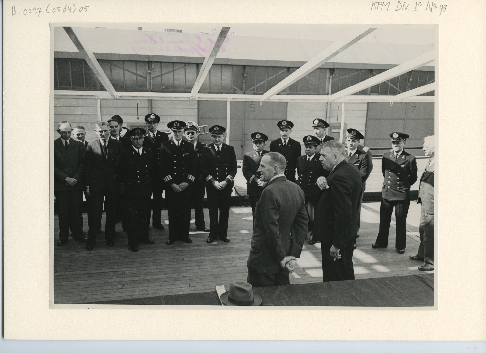 B.0227(0564)05; Foto van de overdracht van ms. Van Riebeeck; foto