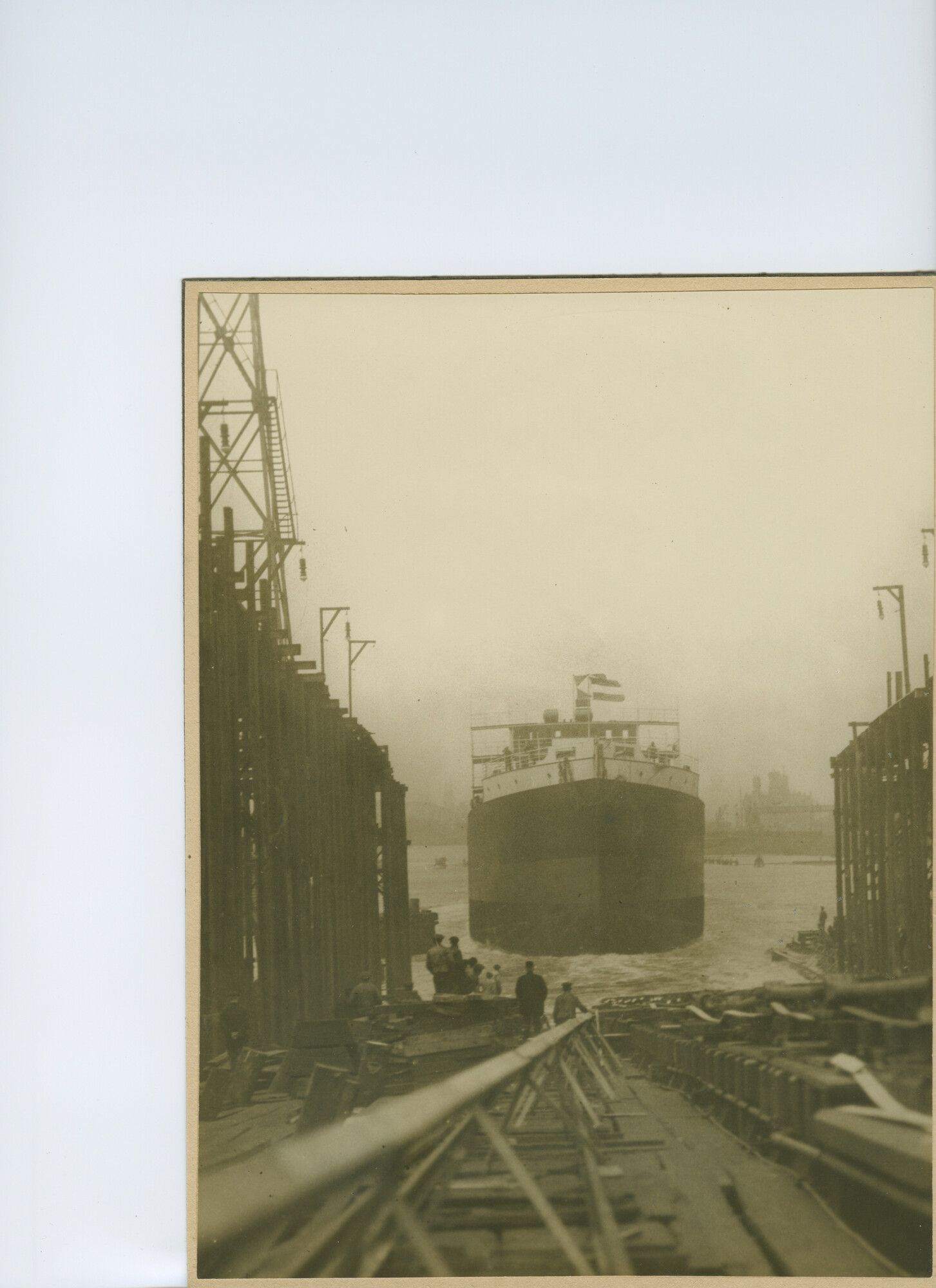 S.5444(0443)3; Foto van de tewaterlating van de kolenboot ss. Ombilin; foto
