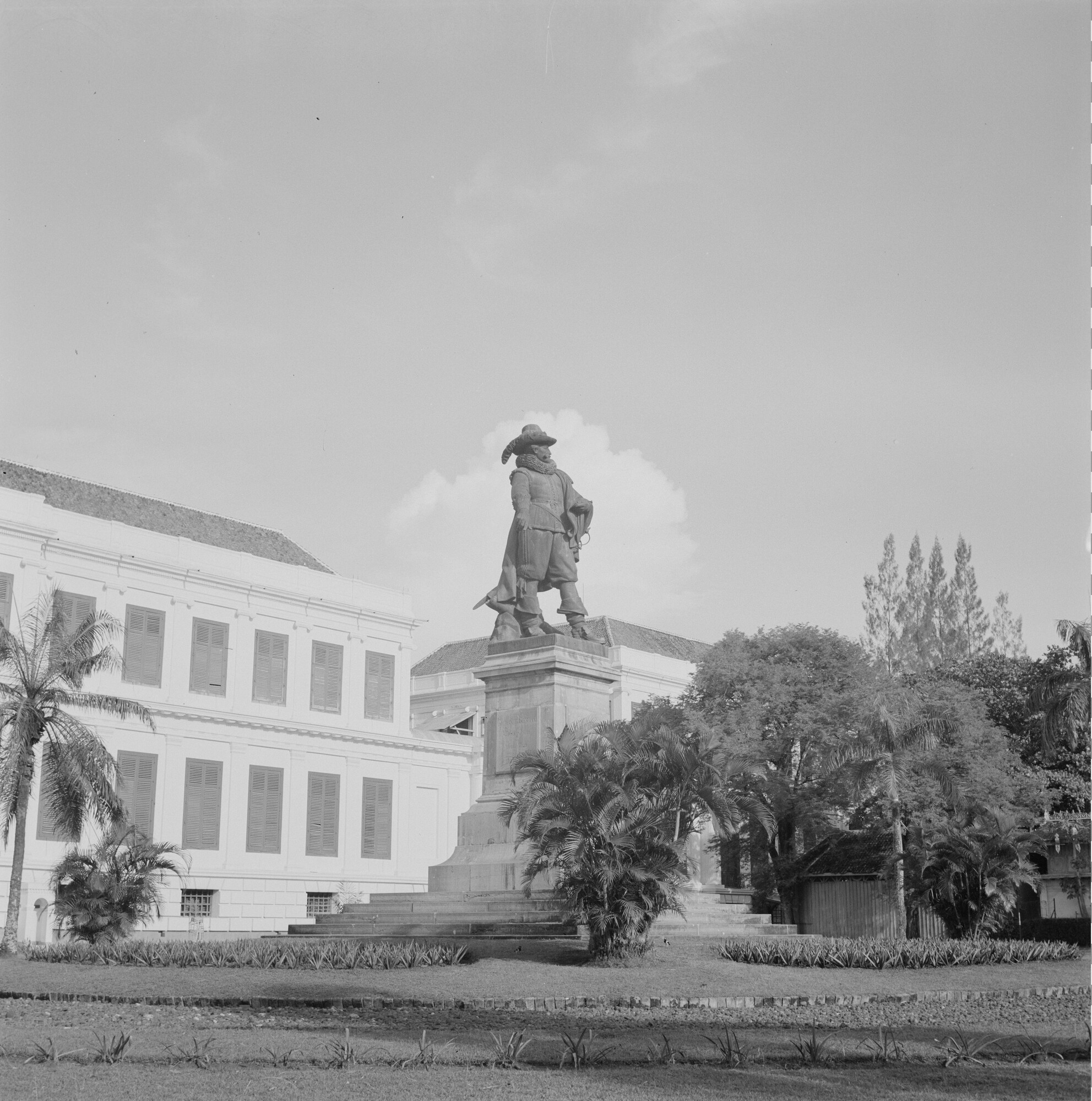 2015.3515; Negatief van het standbeeld van Jan Pieterszoon Coen in Djakarta (Jakarta); negatief