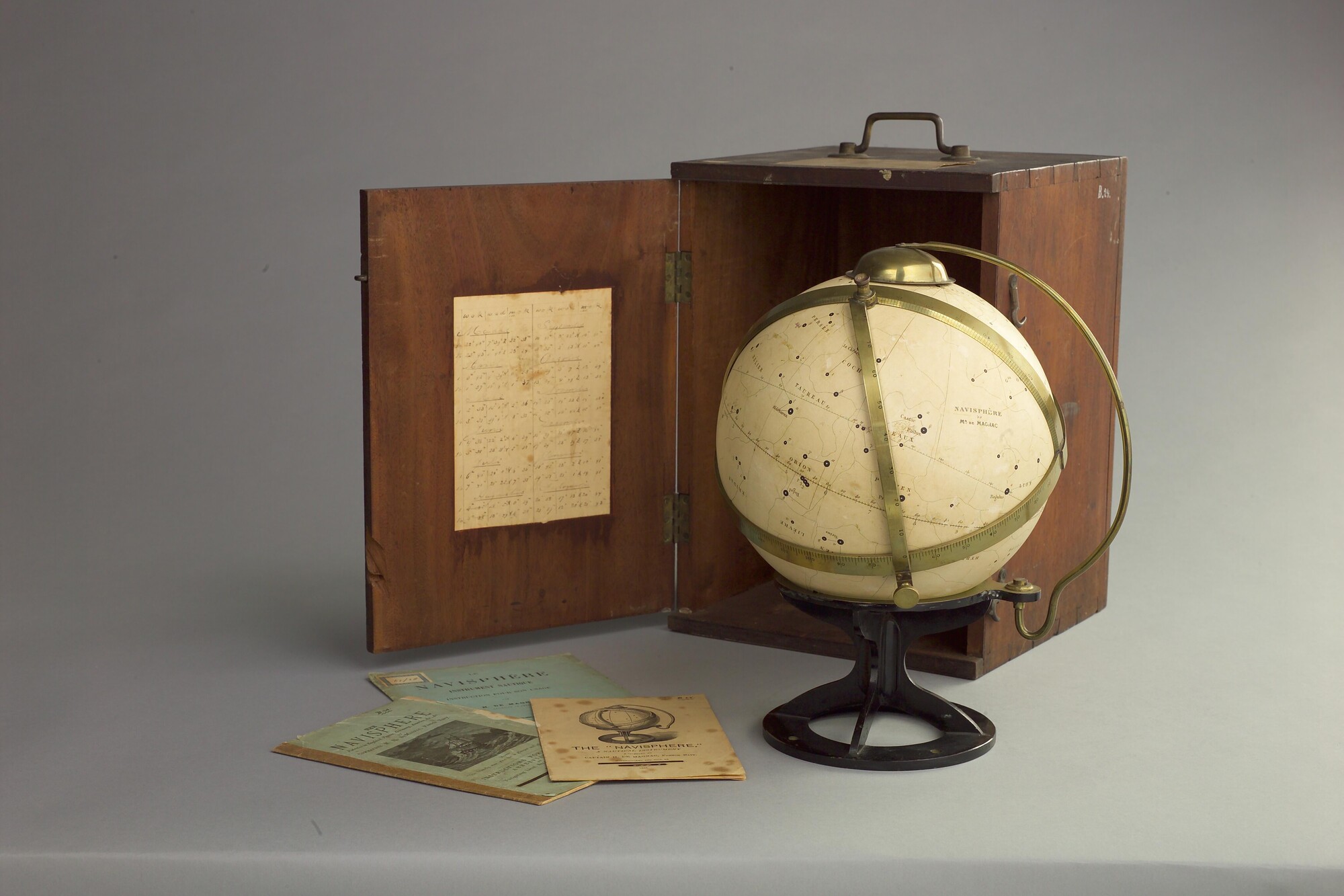 B.0024(01); Navisphere (hemelglobe) van ca. 23 cm. in doorsnede ontworpen door H. de Magnac, in originele houten kist; navisphere
