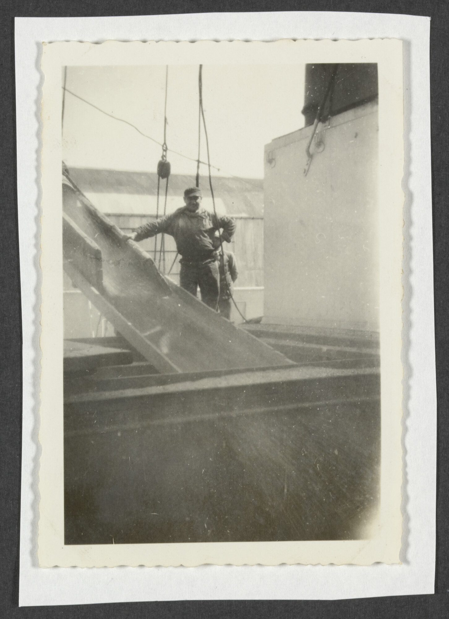 2025.0041; Zwart-wit foto van laadwerkzaamheden in de haven van San Pedro; foto
