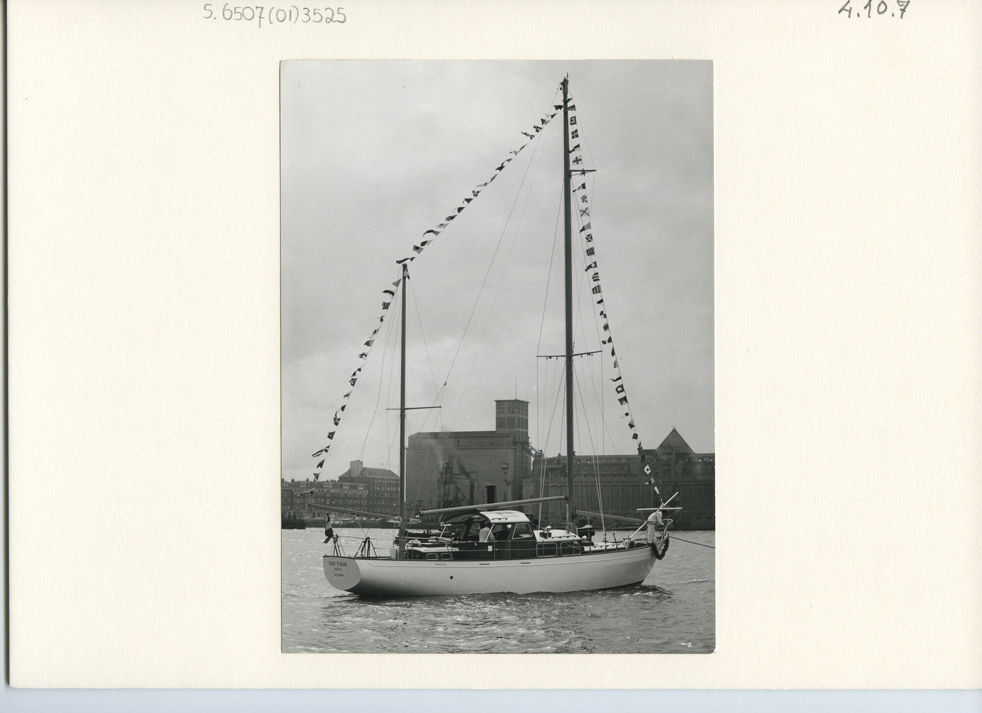 S.6507(01)3525; Foto van het gepavoiseerde tweemast motorzeiljacht Rose Fleur na de tewaterlating; foto