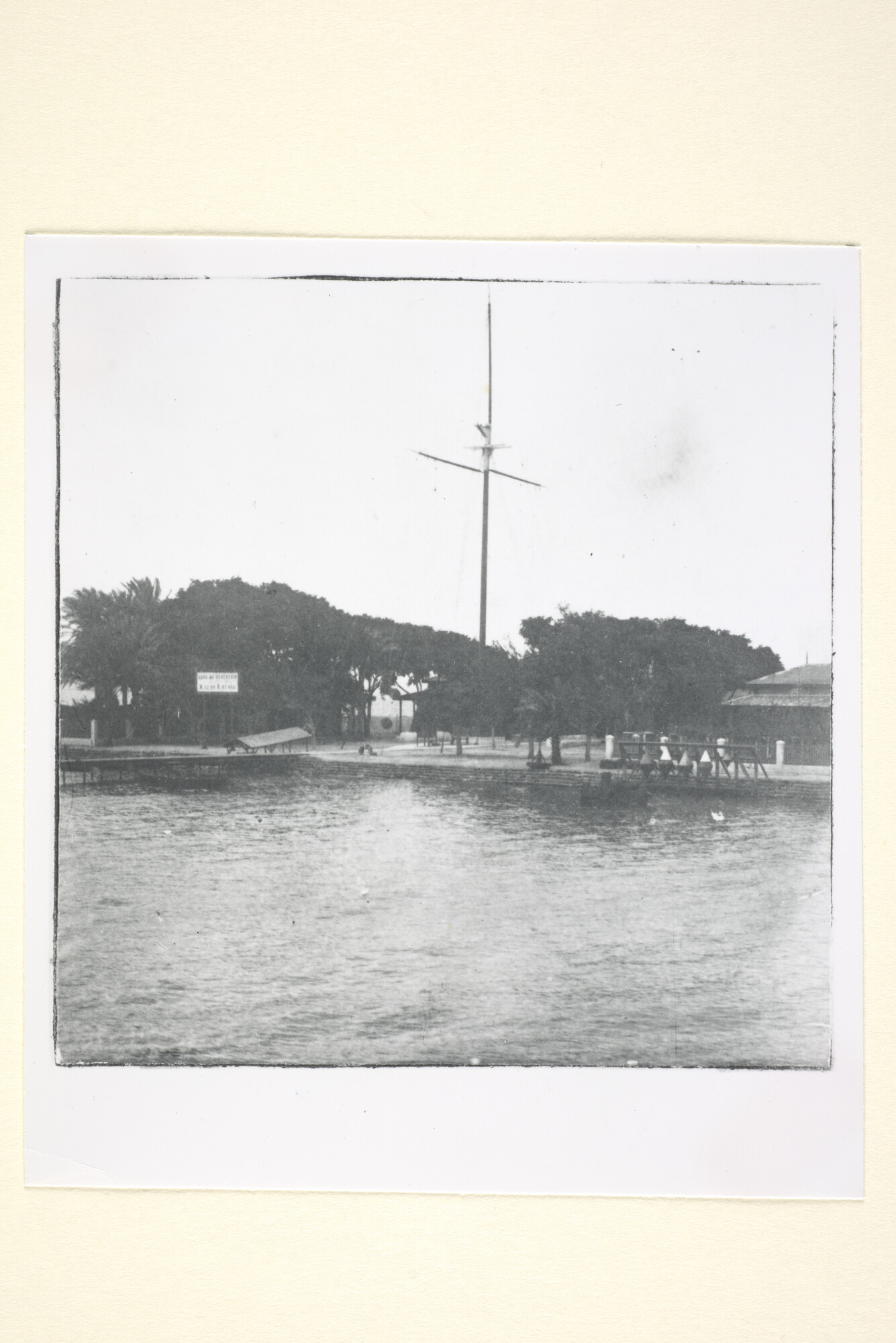 1997.1284; Ismaïlia aan het Suezkanaal gezien vanaf het passagiersschip ss. 'Gedeh' van de Rotterdamsche Lloyd tijdens de passage, 1909; foto