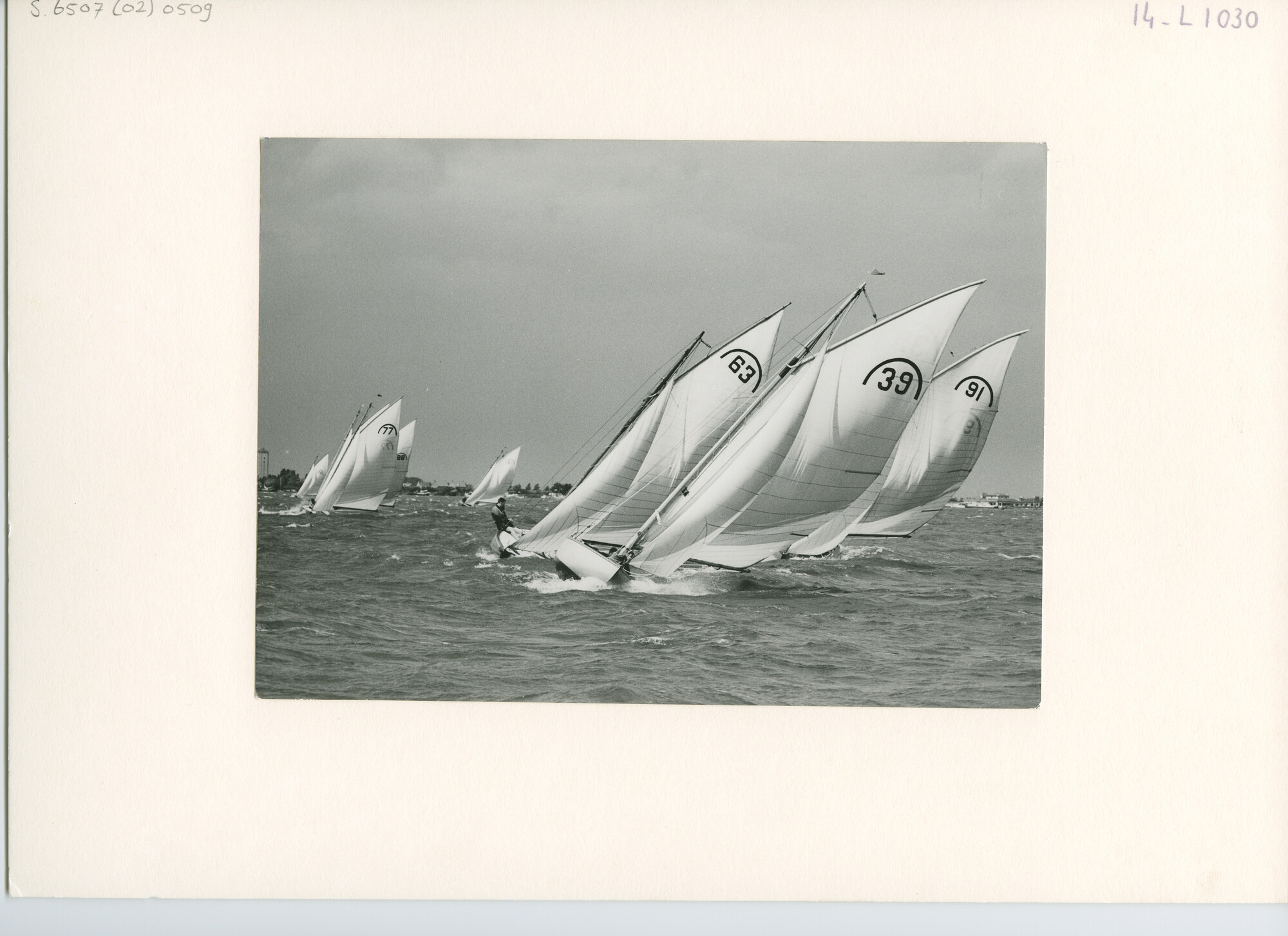 S.6507(02)0509.02; Zwart-wit foto van de Regenboogklasse met ruime wind tijdens de Braassemweek 1958; foto