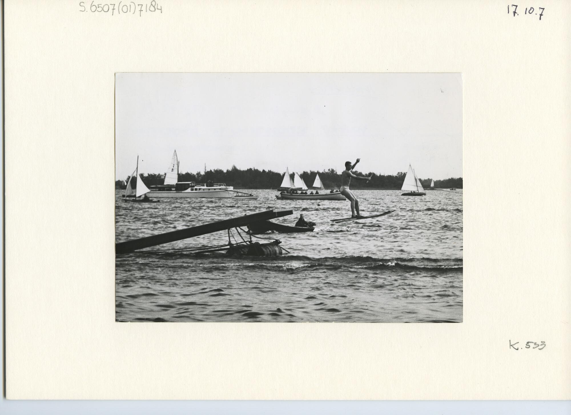S.6507(01)7184; Waterskieën op de Loosdrechtse Plassen: schansspringen; foto