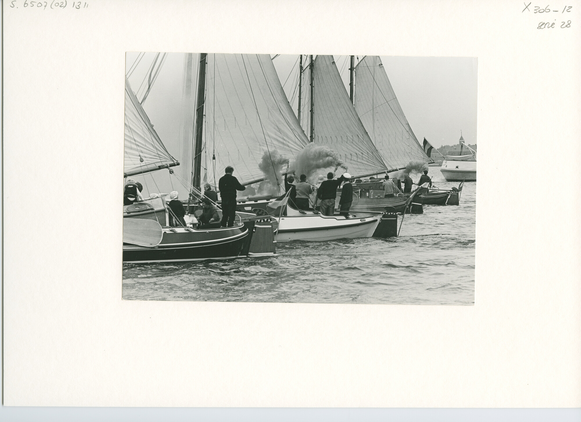 S.6507(02)1311.02; Zwart-wit foto van de reünie van ronde en platbodemjachten te Willemstad; foto