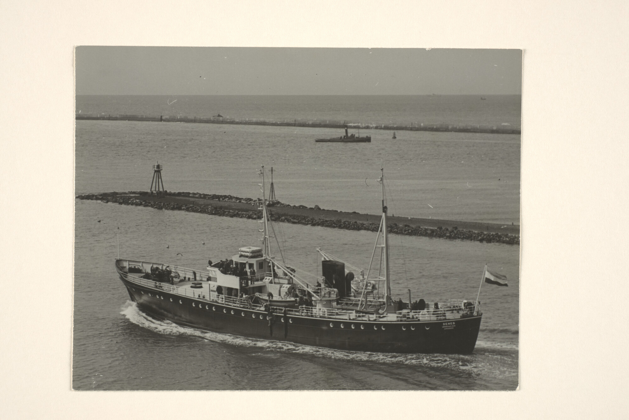 1995.1646; Het loodsafhaalvaartuig ms. Deneb verlaat de haven van IJmuiden op weg naar zee [...]; foto