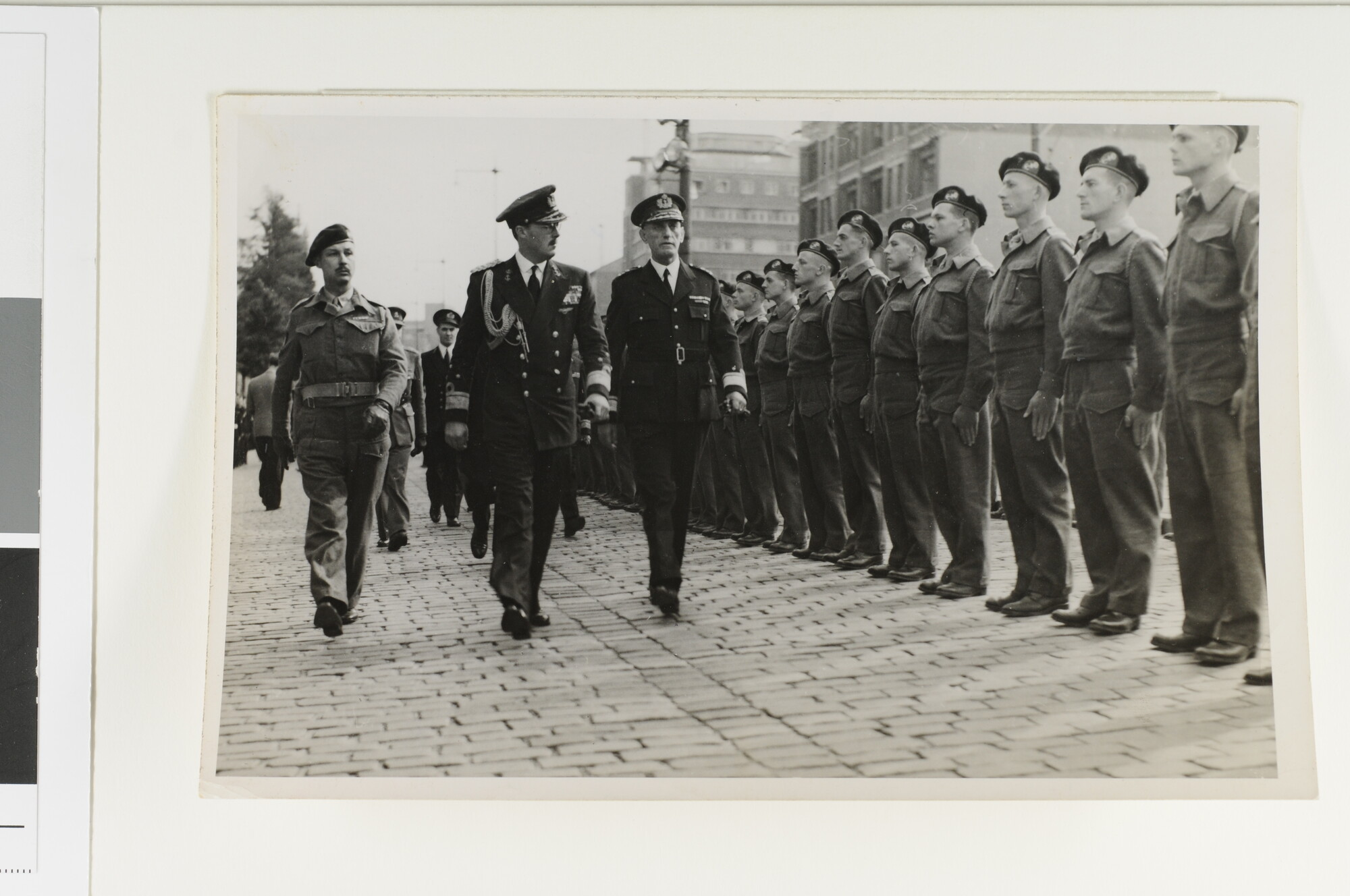 1993.0517; Prins Bernhard inspecteert te beëdigen officieren van het Korps Mariniers; foto