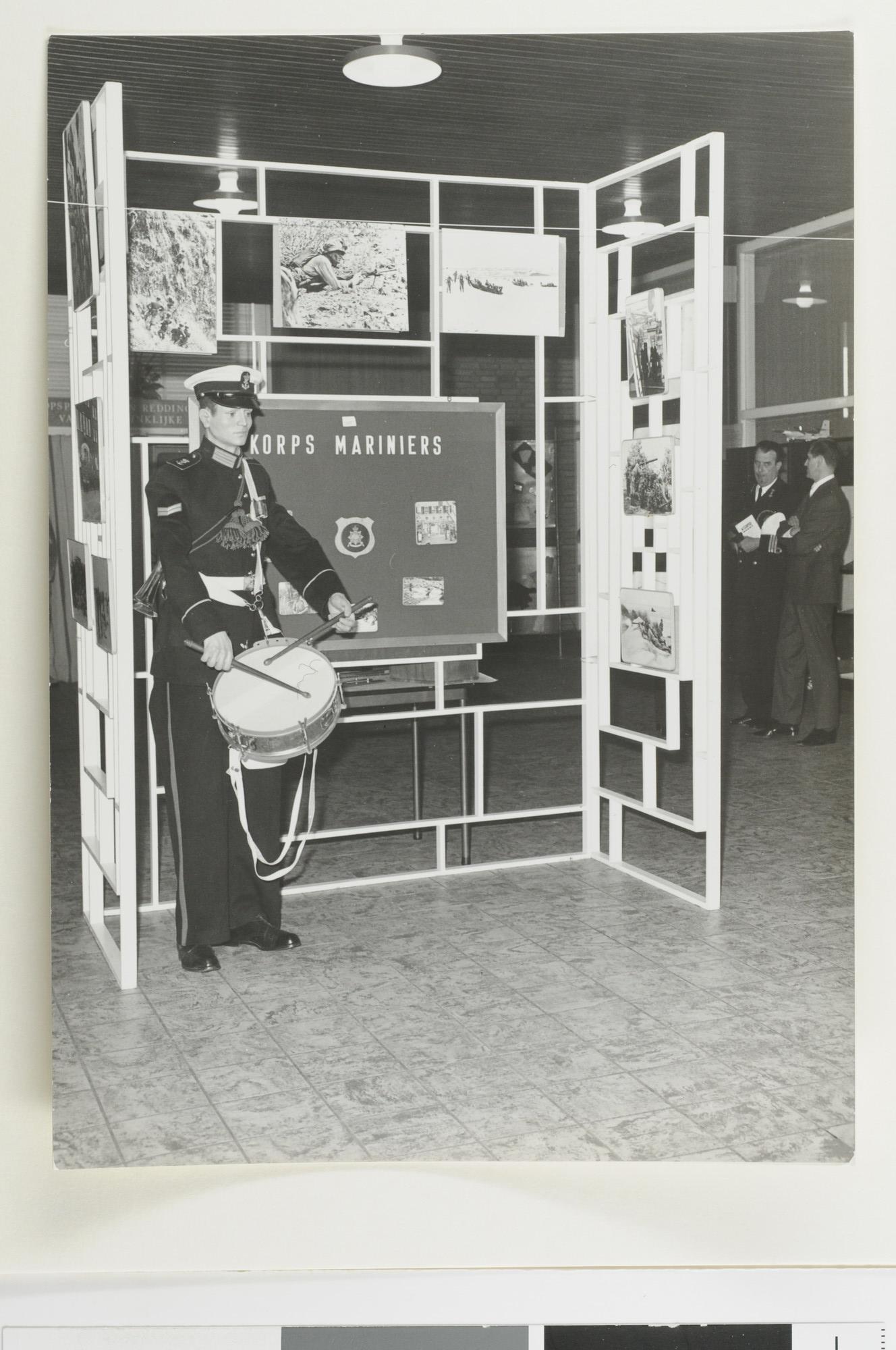 1992.1501; Fotowand van het Korps Mariniers met pop in het uniform van de tamboers en [...]; foto