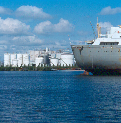 S.9100(6226); Havengezicht te Amsterdam (Petroleumhaven); diapositief