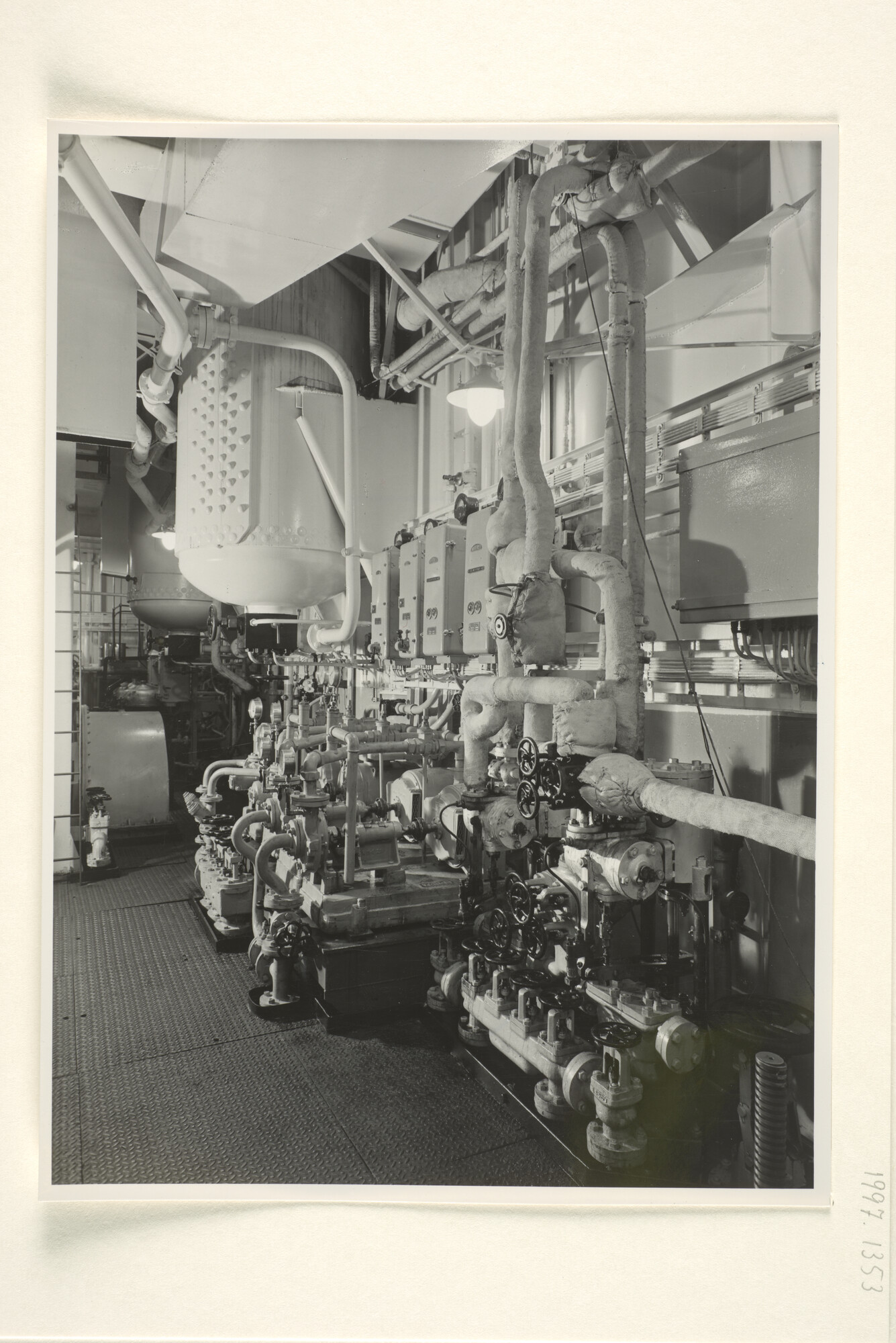 1997.1353; Foto's van de machinekamer van het vrachtschip ms. Tjibantjet van de KJCPL; fotoreportage