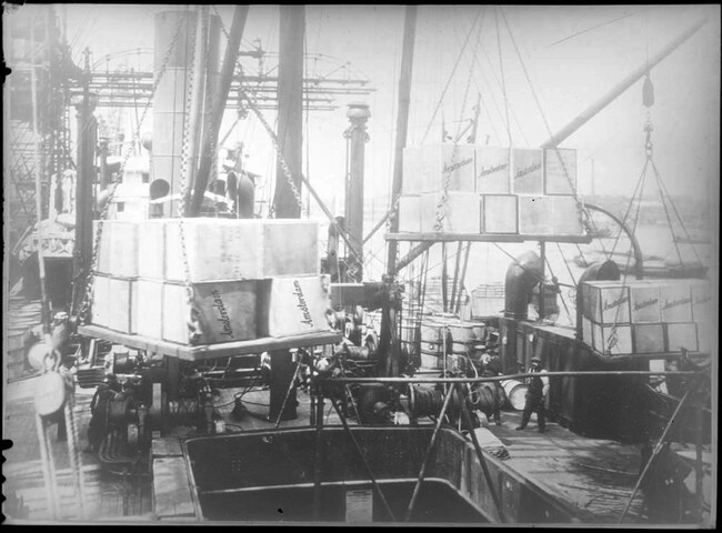 1998.1792; Sfeerbeeld van overslag van kisten (met vermoedelijk thee) in de haven van; negatief