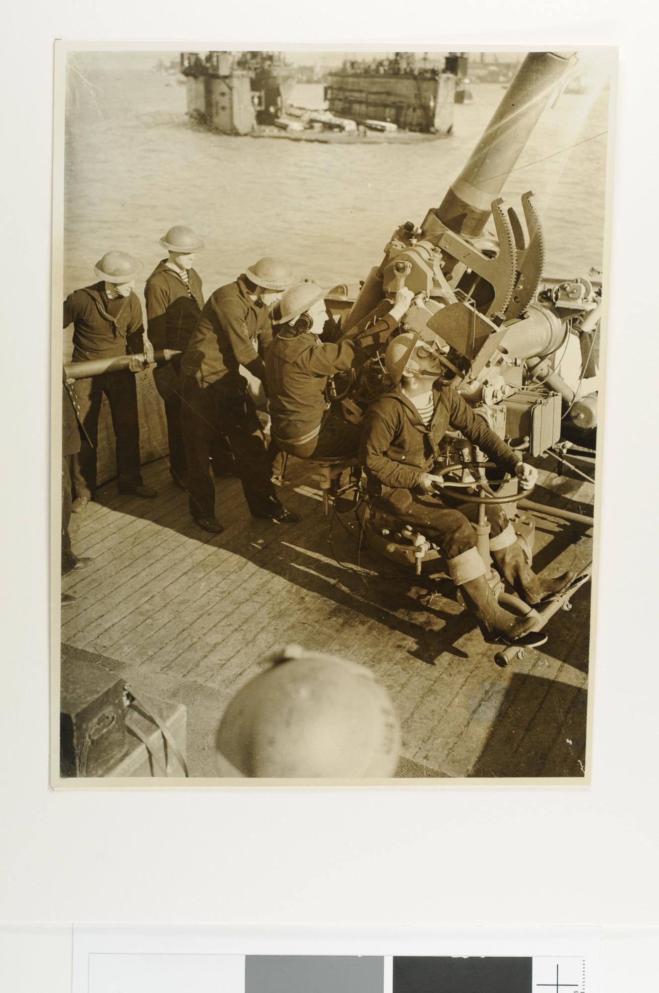 S.6281(03); Hantering van de artillerie aan boord van de kanonneerboot Hr.Ms. Flores te Sheerness (U.K.) [...]; foto