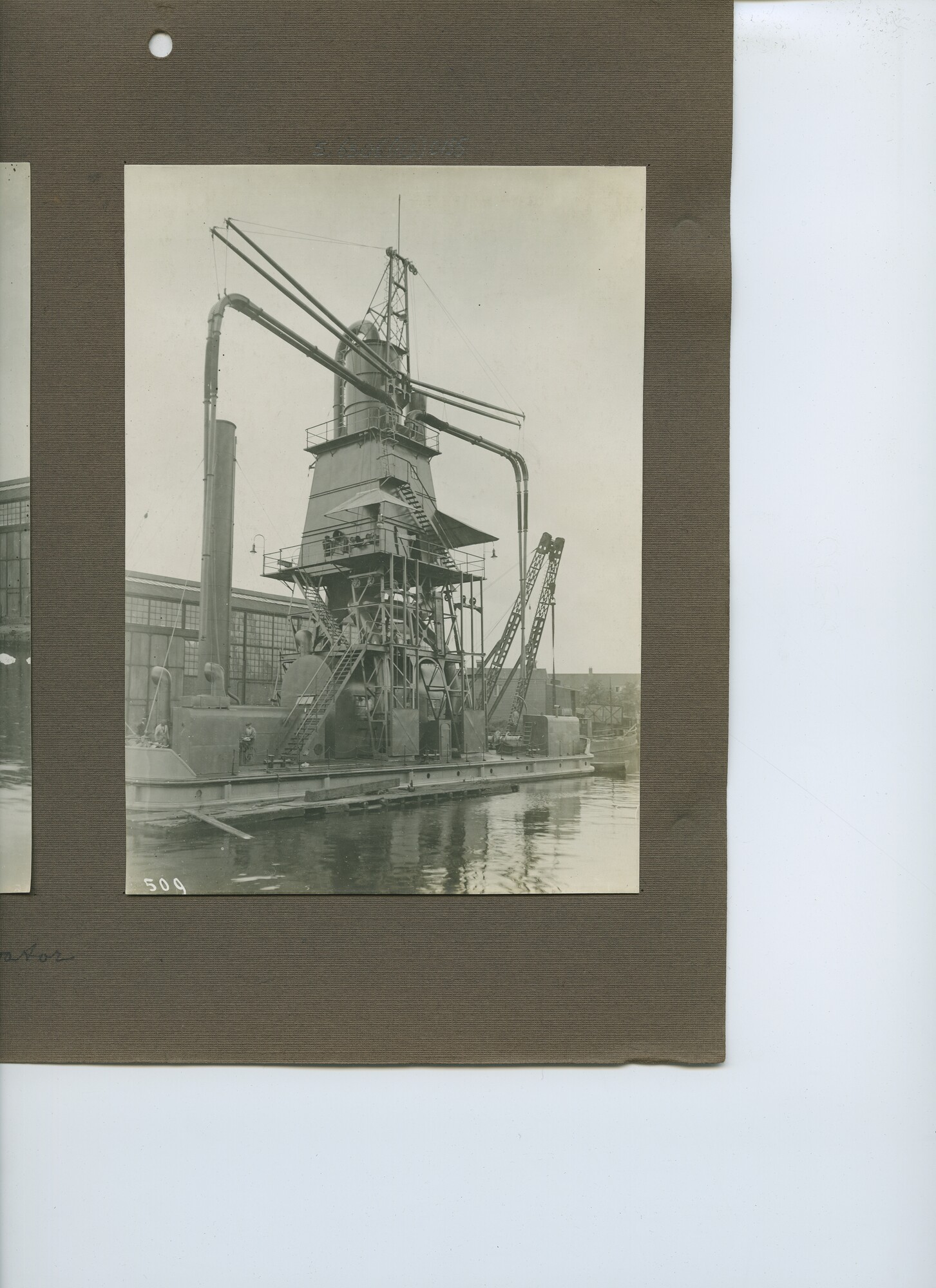 S.6386(113)0155; Foto van drijvende graanelevator; foto