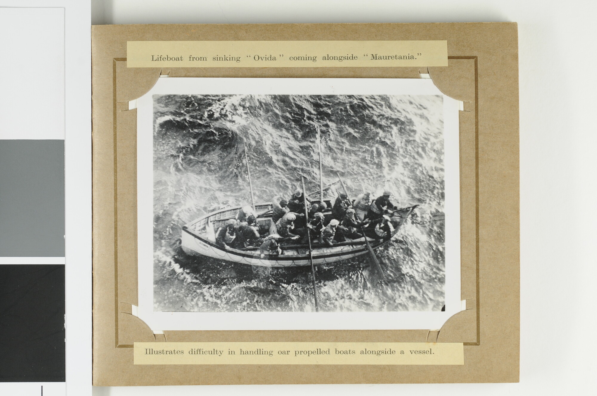S.5647(146)a; Klein mapje met foto's over het gebruik en de voordelen van Flemming Hand Propelled Lifeboats; fotoalbum