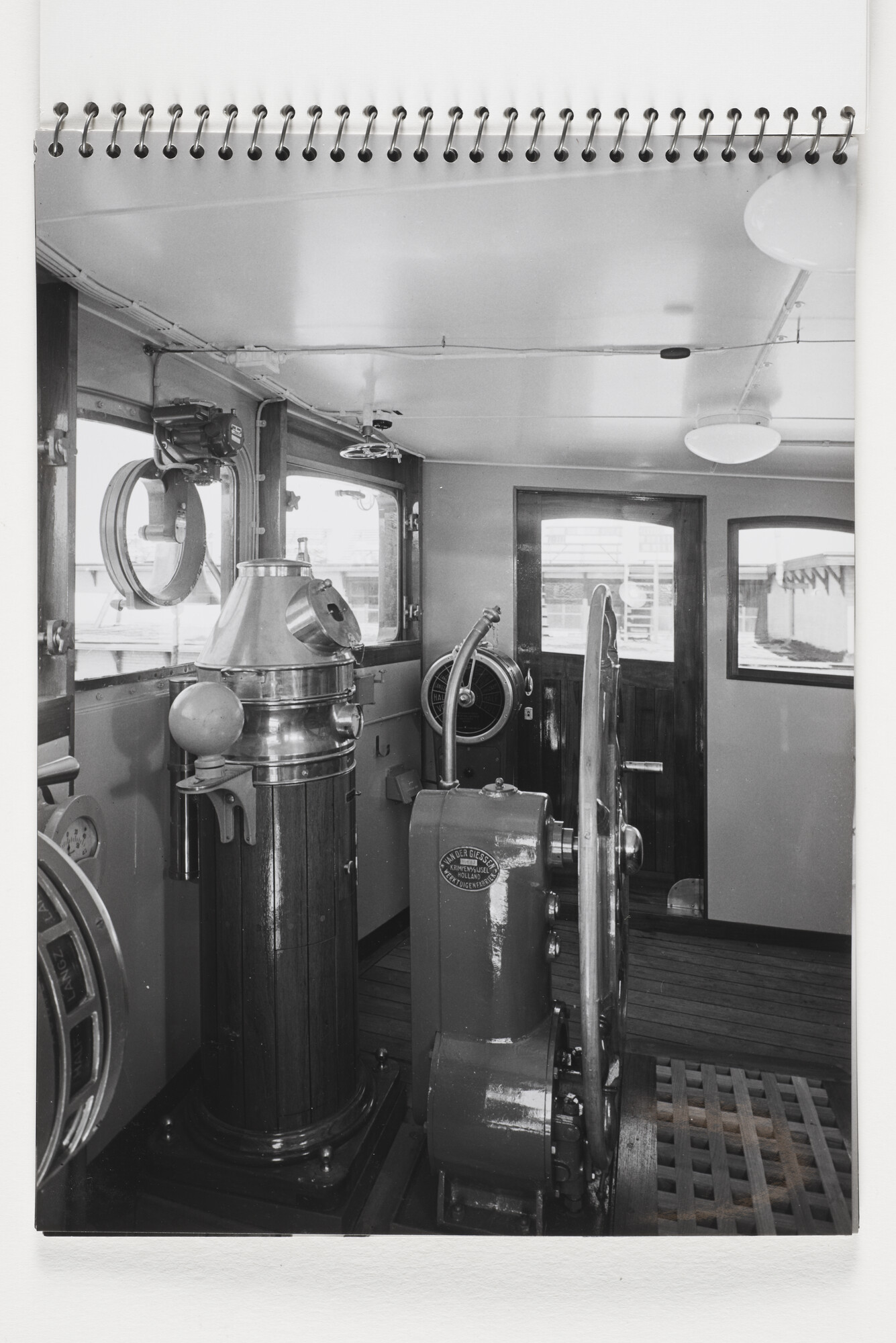 2012.1009; Fotoalbum met zwart-wit foto's van de gemotoriseerde sleepboten Sugi en Sukamandi van de scheepswerf de Vries Lentsch; fotoalbum