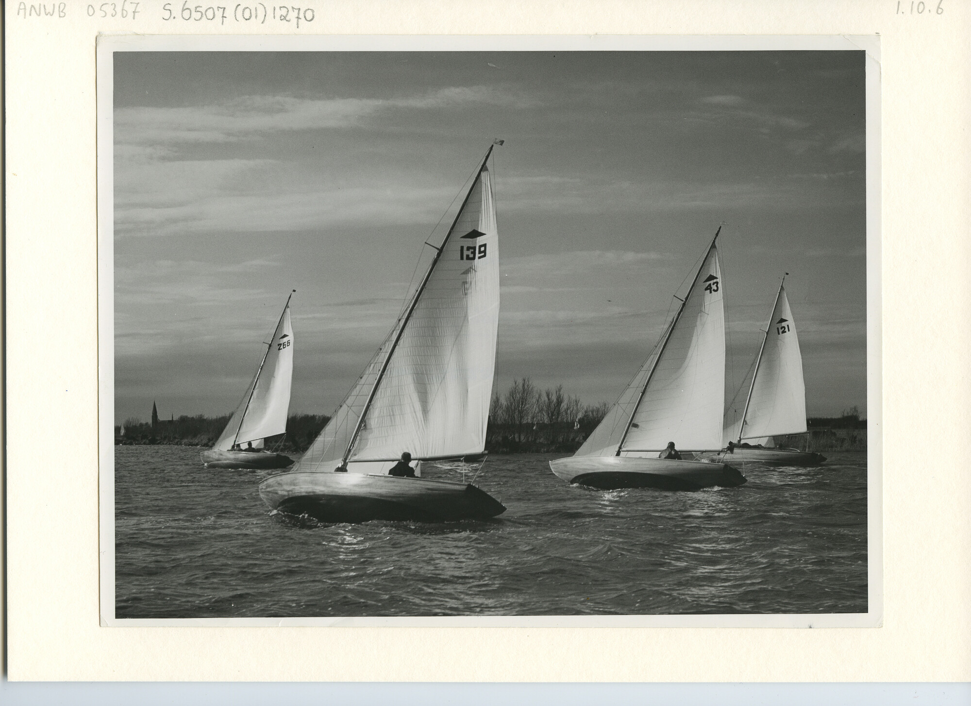 S.6507(01)1270; Foto van een zeilwedstrijd van de Pampusklasse tijdens de Voorkaag, 1958; foto