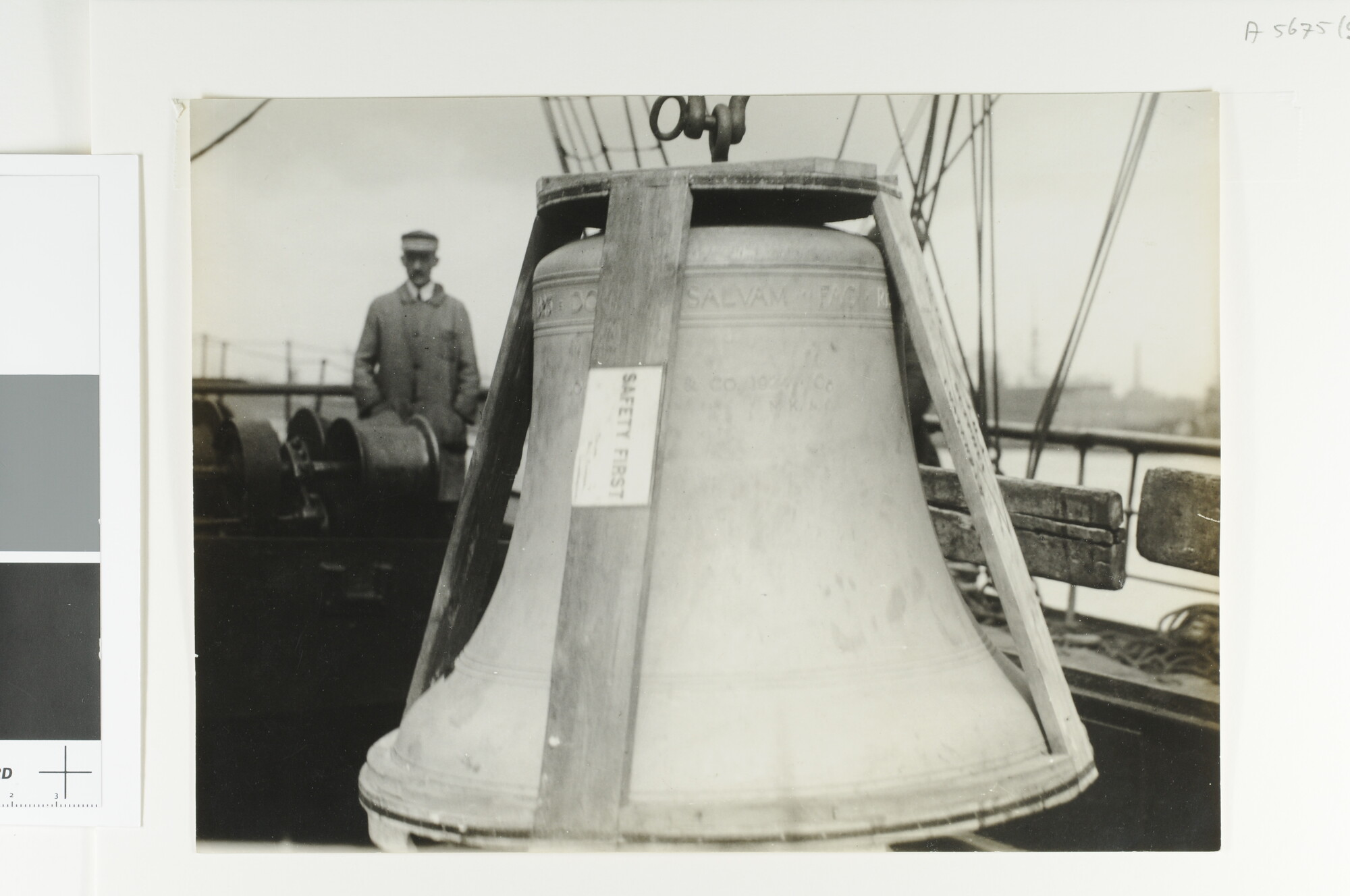 A.5675(91); Het vervoer van een kerkklok van 3000 kilo per zeegaand vrachtschip; foto