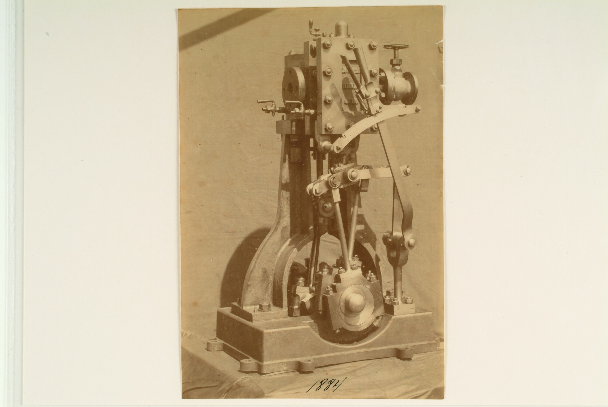 S.1156(06)223; Foto van een Verticale Bootmachine vervaardigd in de Fabriek van Werktuigen en Ketels te Amsterdam; foto