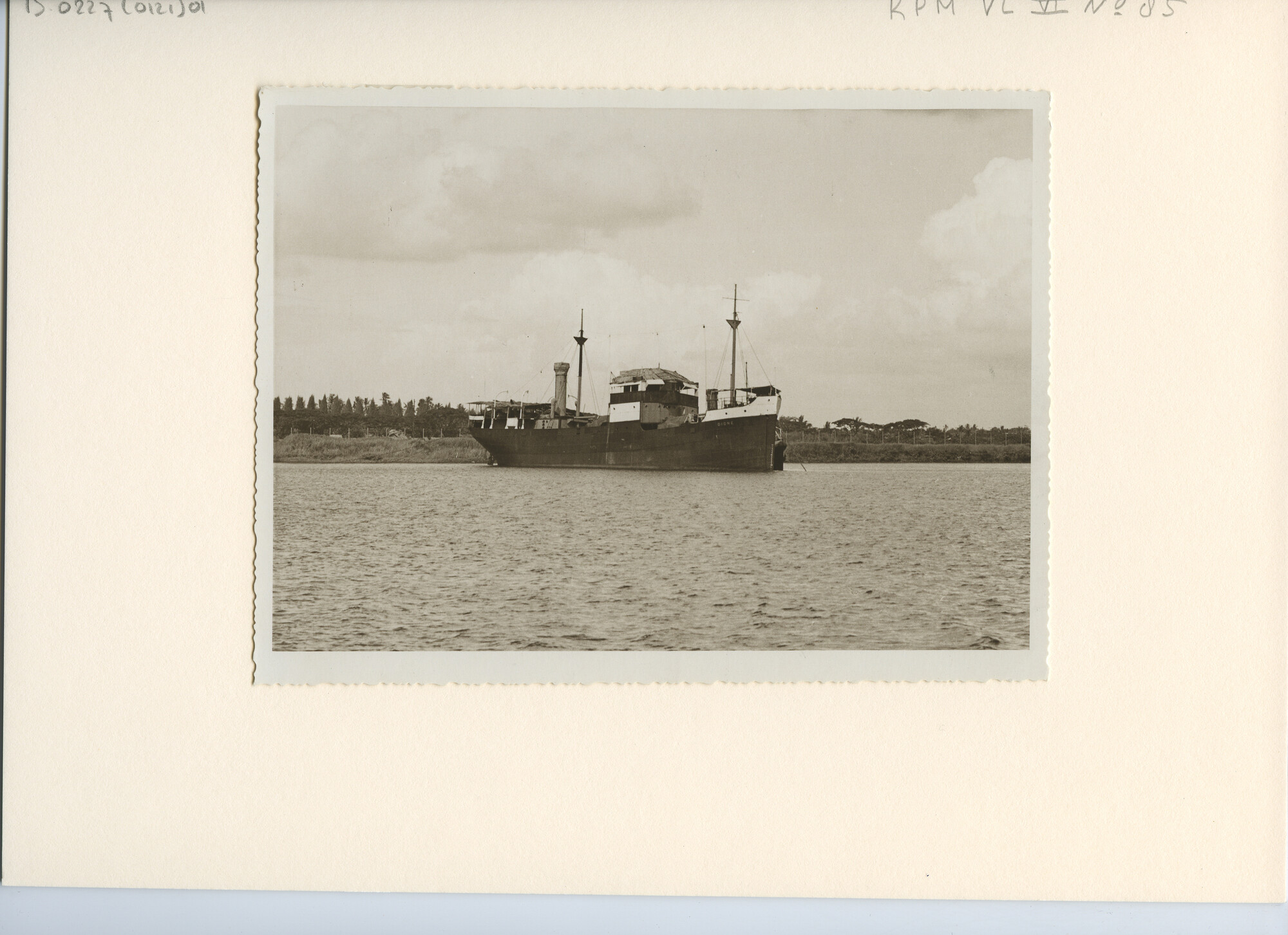 B.0227(0121)01; Foto van de tanker ss. Dione voor anker in een haven in Nederlands Indië; foto
