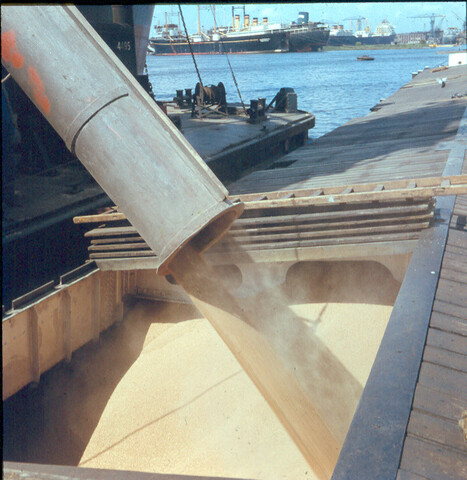 S.9100(0102); Graan laden in een binnenschip; diapositief