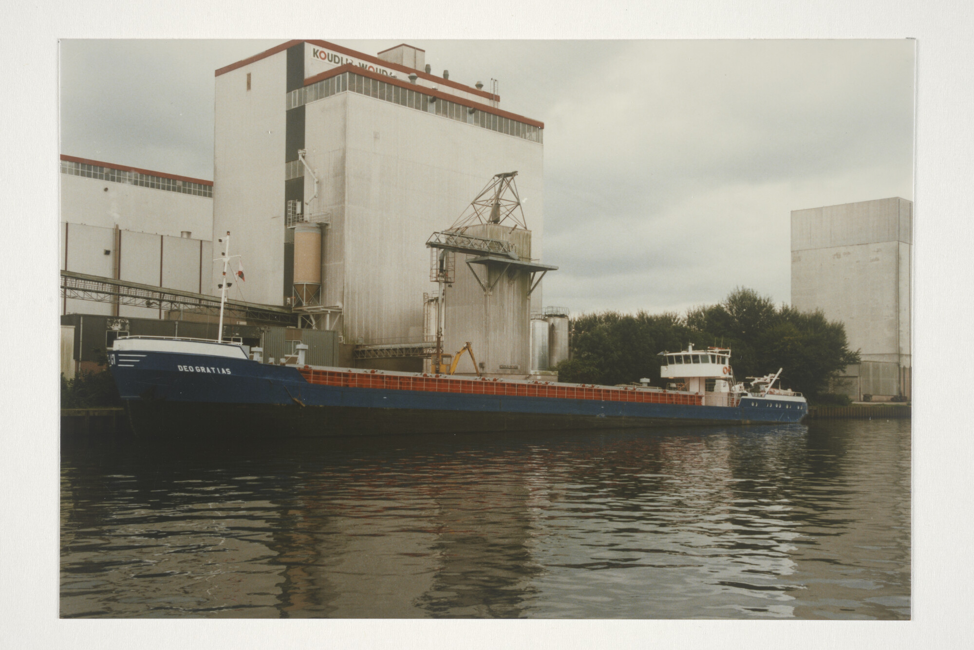 2000.0833; Kleurenfoto van de kruiplijncoaster ms. Deo Gratias (ex- Deo Volente [...]; foto