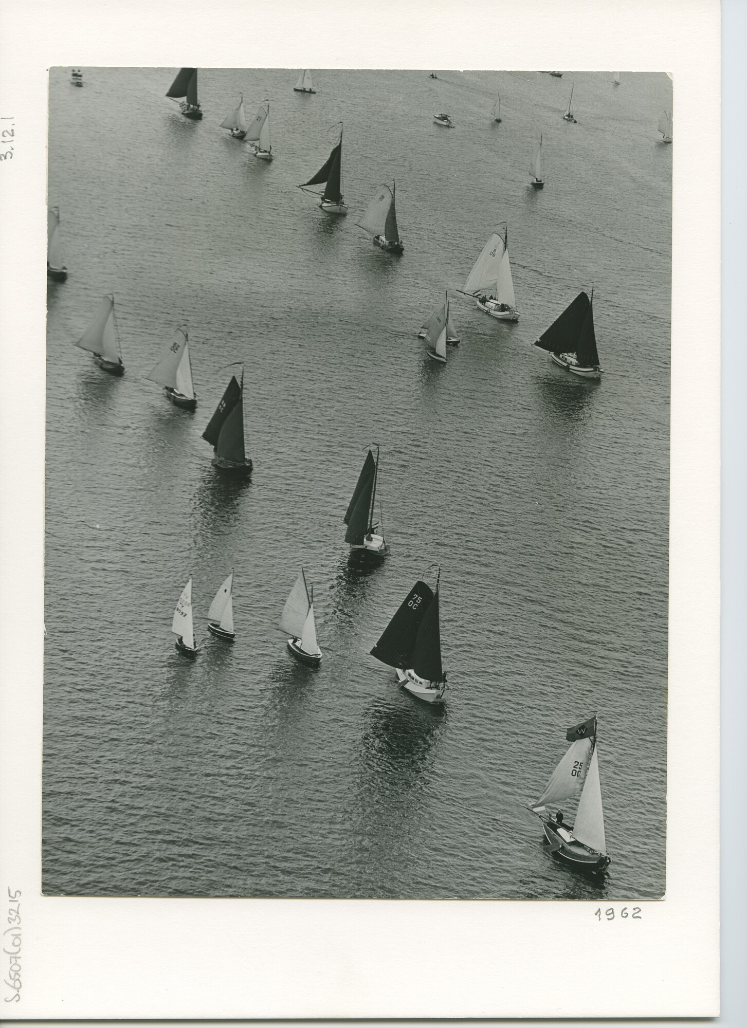 S.6507(01)3215; Een luchtfoto, aan kop gaat het Admiraalschip met aan boord de commissaris van de koningin in Noord- Holland; foto