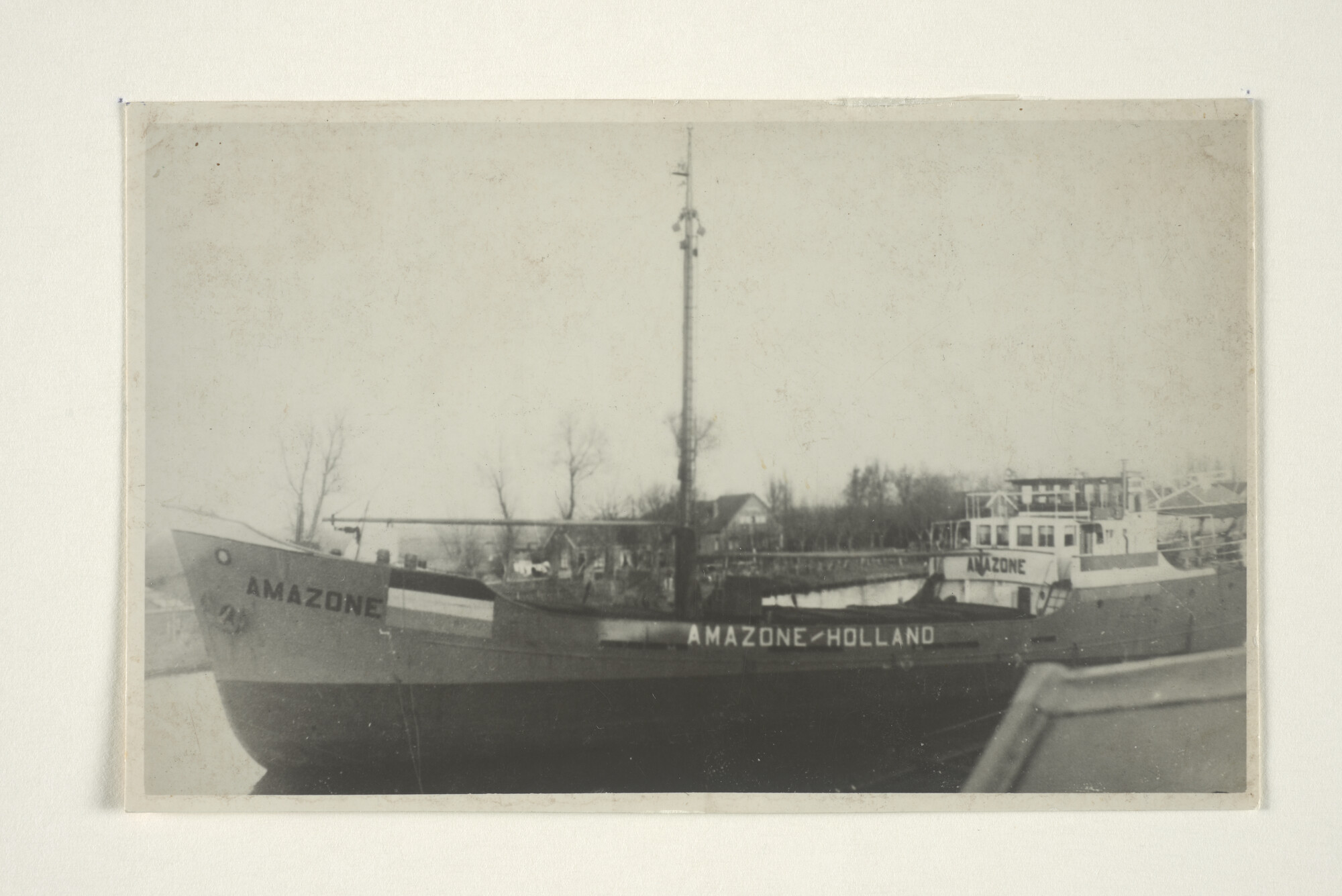 2000.3255; De coaster ms. 'Amazone' eigendom van J.H. Vos uit Hoogkerk, gebouwd in 1939 bij Scheepswerf 'De Industrie' (D; foto